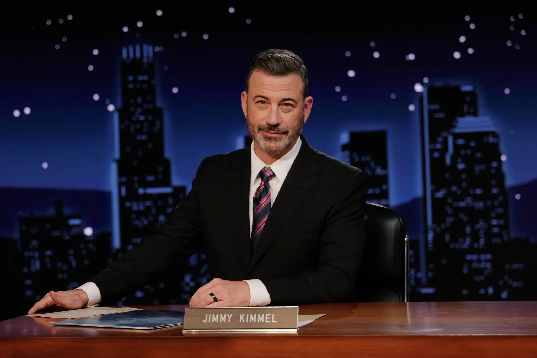 Na archívnej snímke z 3. septembra 2025 Jimmy Kimmel moderuje svoju šou Jimmy Kimmel Live! v Los Angeles.
