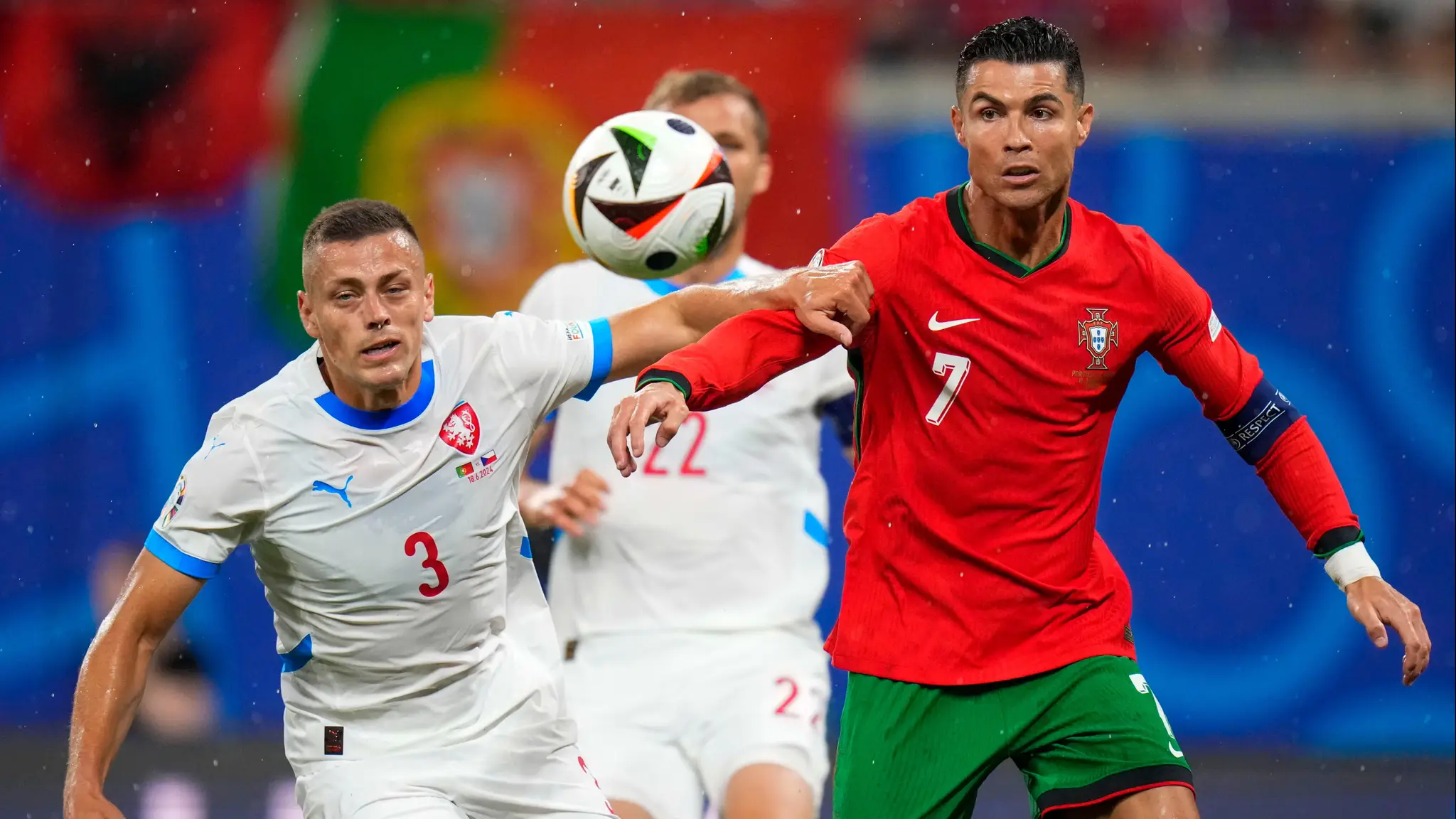 Portugalský hráč Cristiano Ronaldo(vpravo) v súboji s Čechom Tomášom Holešom. (cropped)