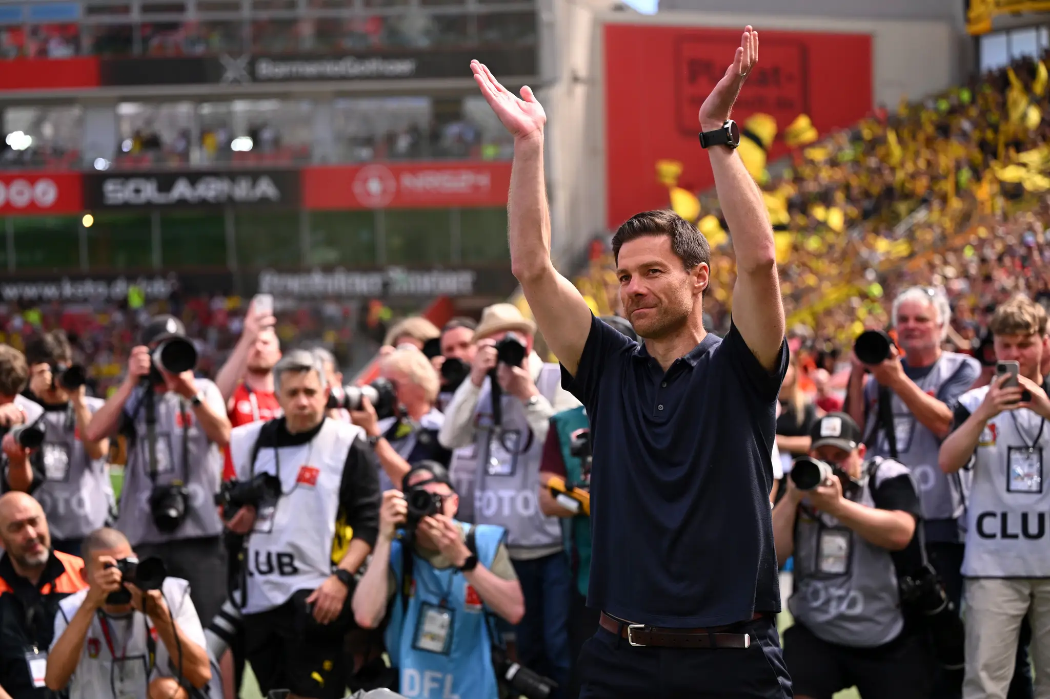 Na snímke tréner Leverkusenu Xabi Alonso máva fanúšikom
