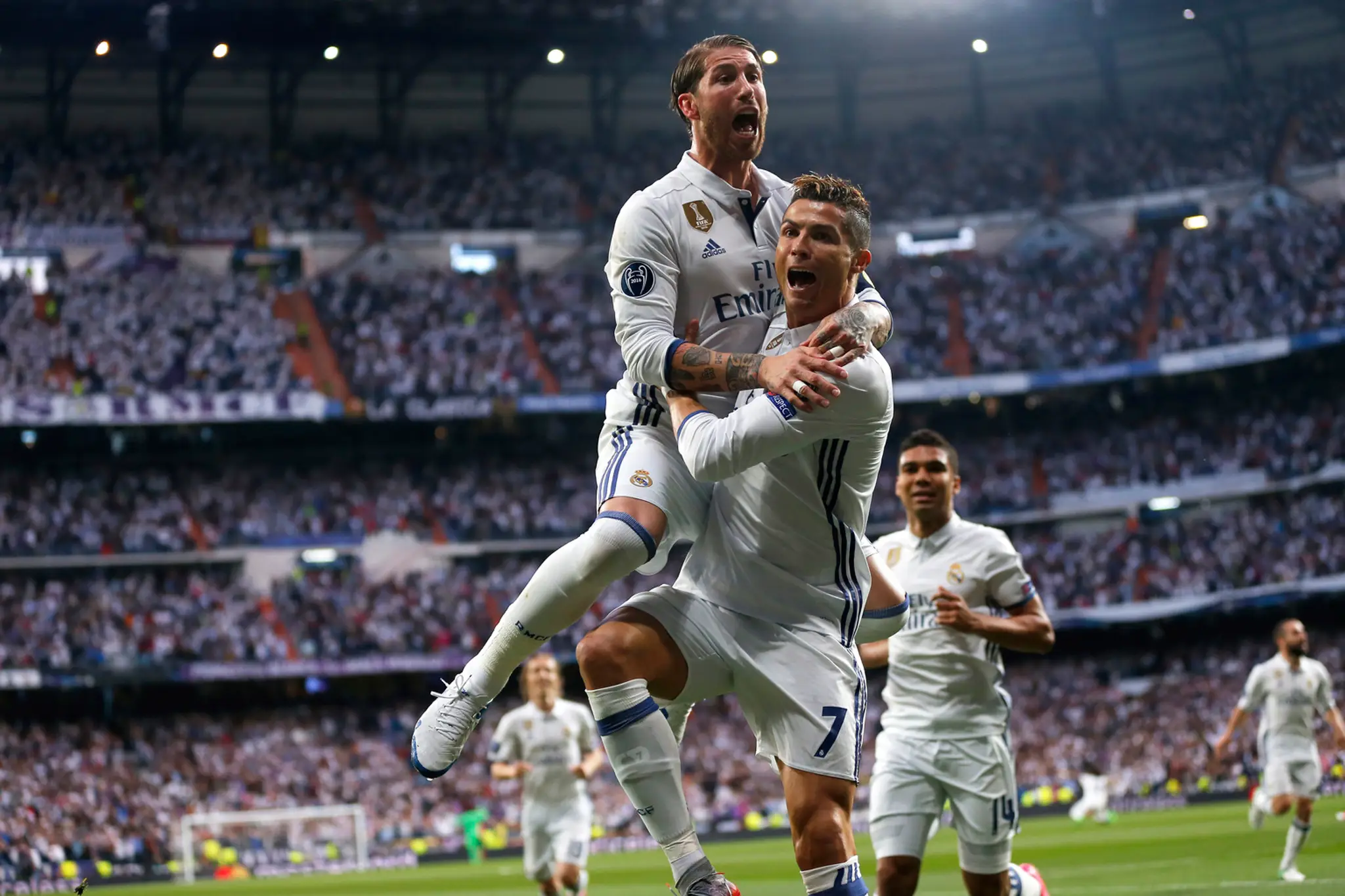 Sergio Ramos (vľavo) sa so spoluhráčom z Realu Cristianom Ronaldom radujú z gólu v semifinále LM proti Atléticu.
