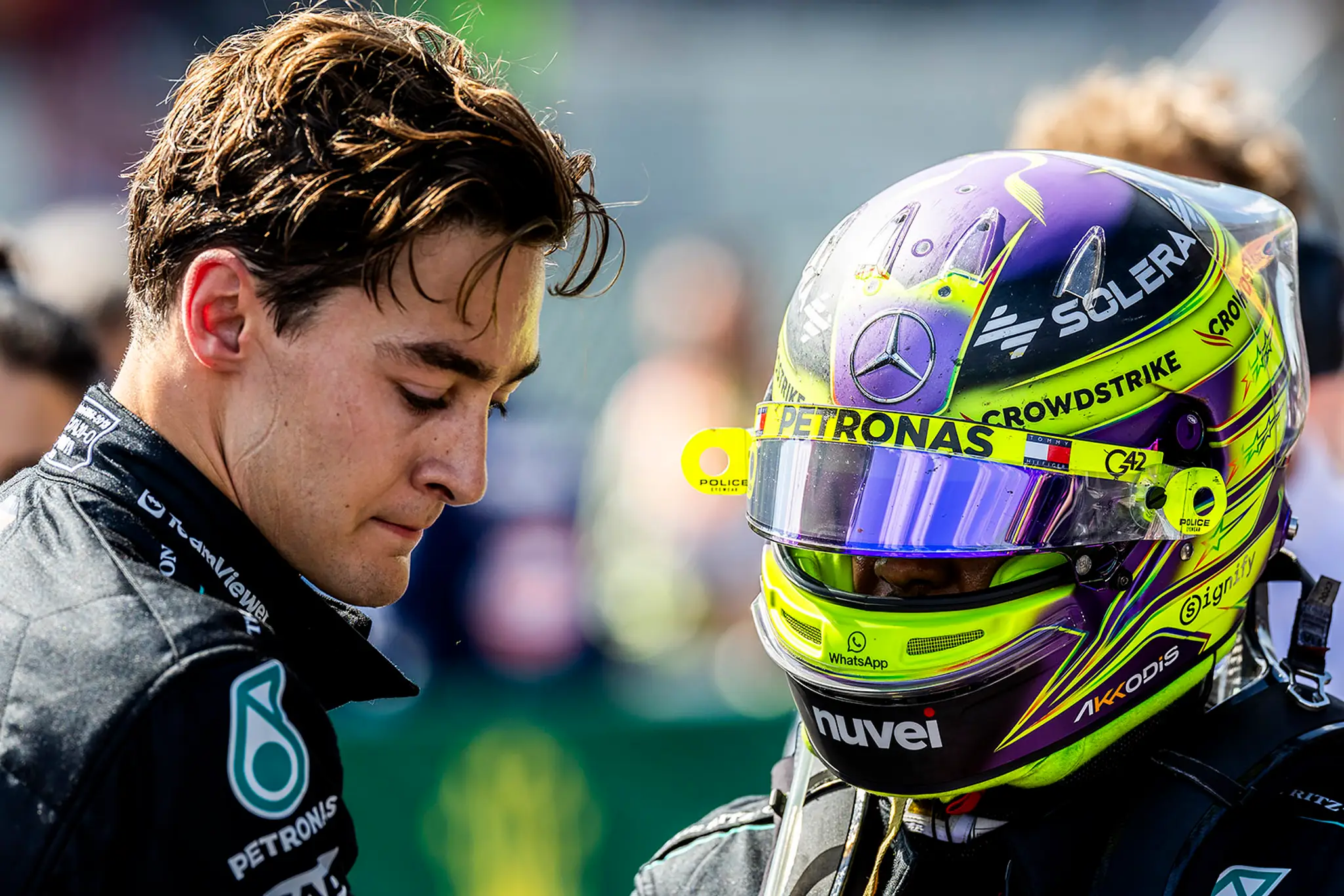 Tímoví kolegovia z Mercedesu George Russell a Lewis Hamilton.