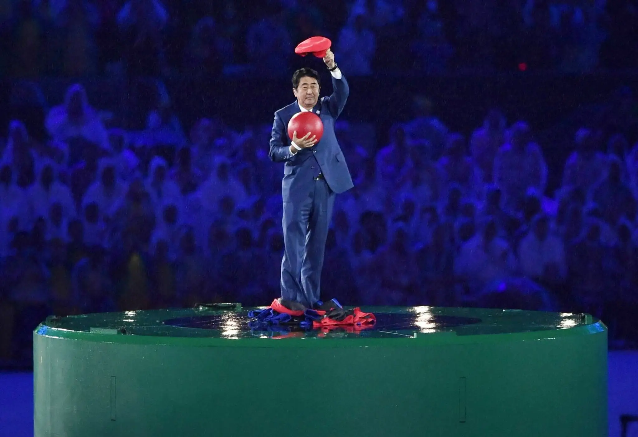 Japonský premiér Šinzo Abe  prevzal symbolickú štafetu počas záverečného ceremoniálu LOH v Riu.