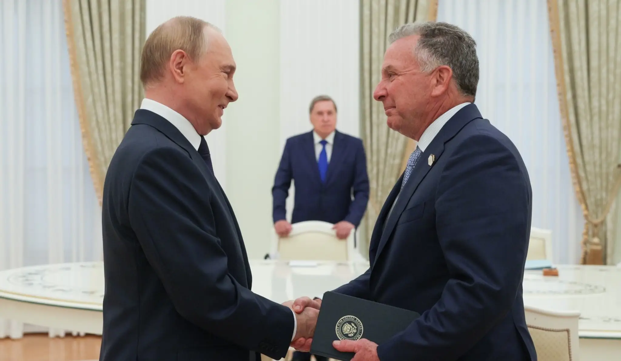 Ruský prezident Vladimir Putin (vľavo) a osobitný vyslanec prezidenta USA/osobitný vyslanec USA Steve Witkoff si podávajú ruky počas augustového stretnutia v Kremli.