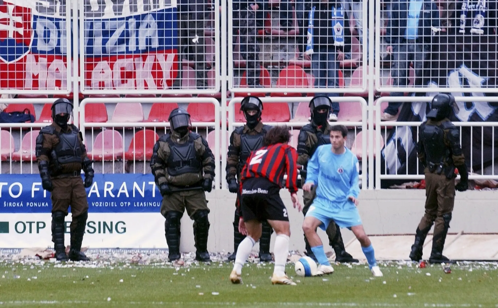 Tradičné derby z roku 2006. Na snímke Pavol Sedlák (ŠK Slovan Bratislava) v súboji s Martinom Poljovkom (FC Spartak Trnava).