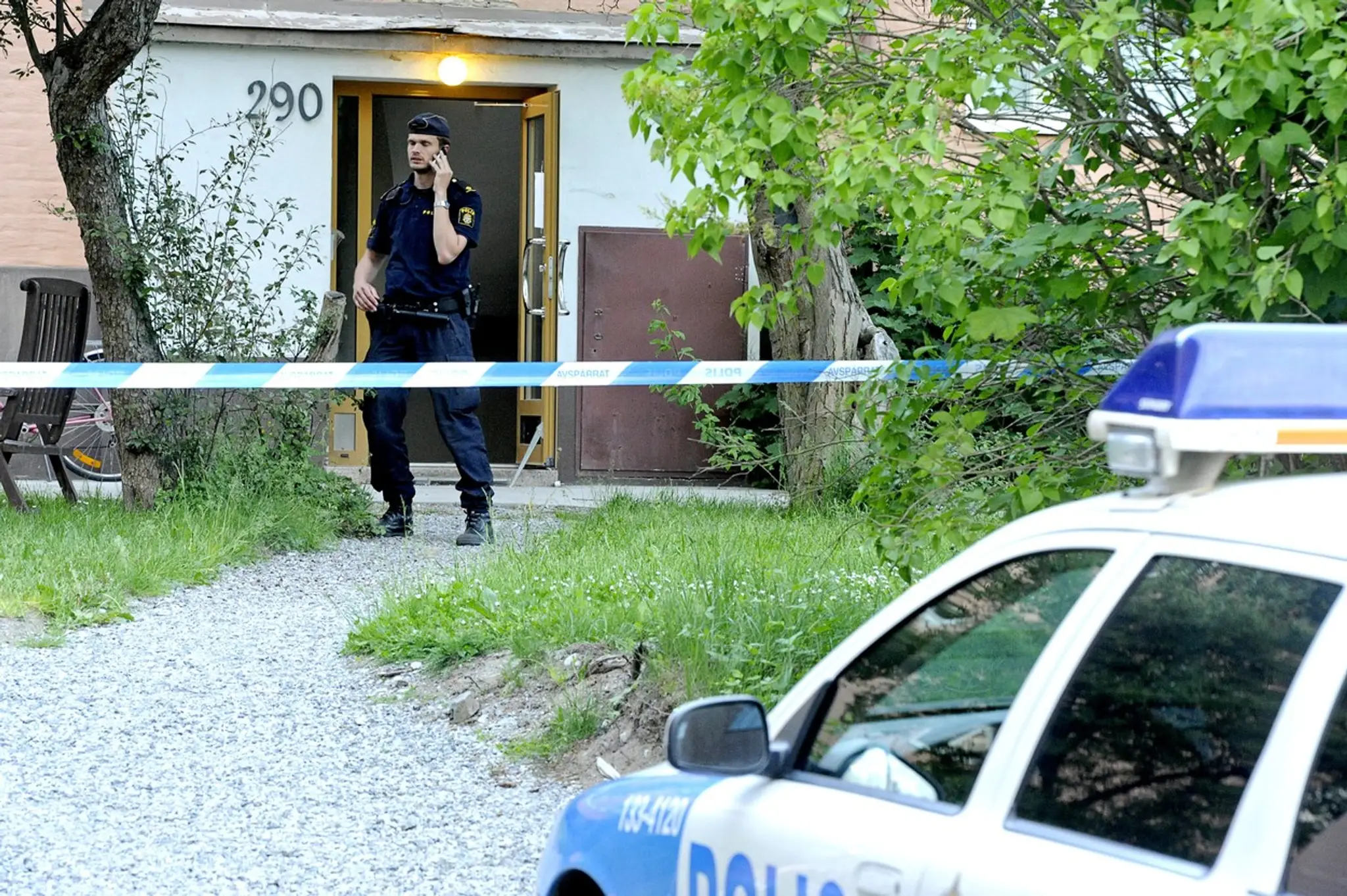 Policajt s telefónom v ruke.