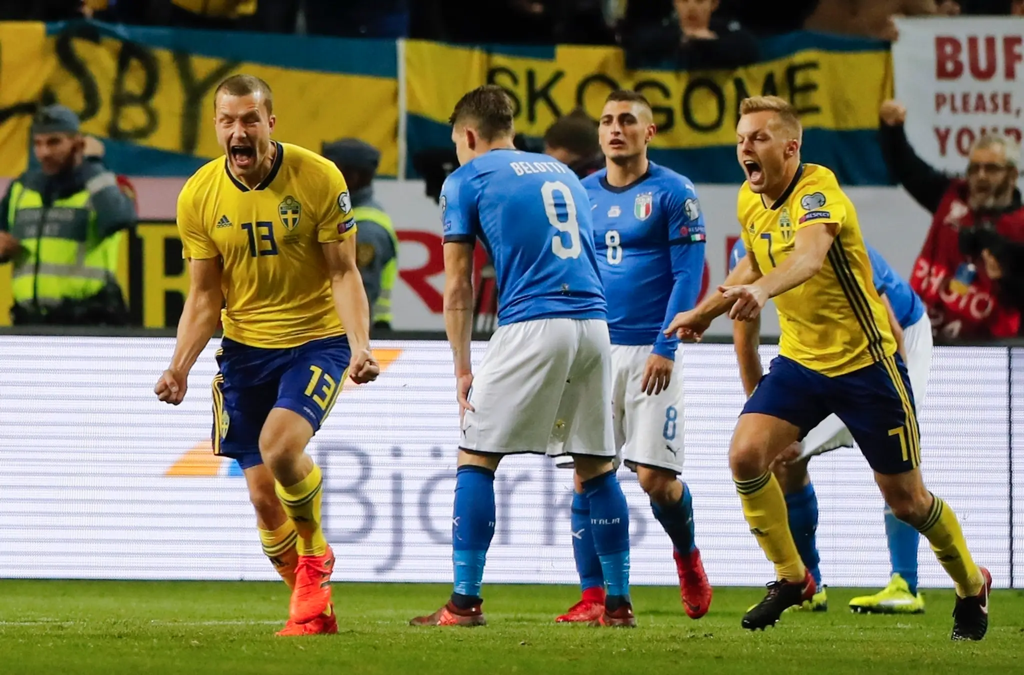 Belgický útočník Romelu Lukaku oslavuje zásah v sieti Walesu v prípravnom dueli.