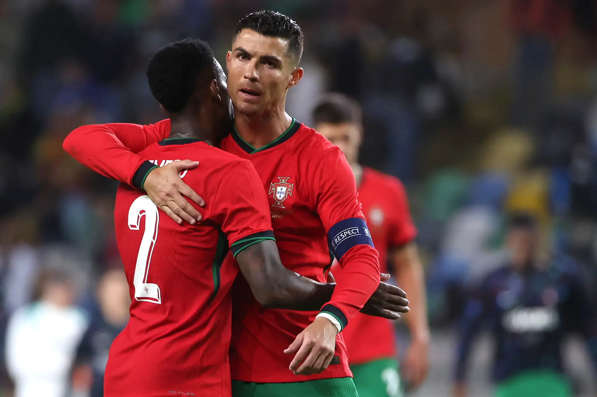 Portugalský hráč Cristiano Ronaldo(vpravo) oslavuje so spoluhráčom Nelsonom Semedom