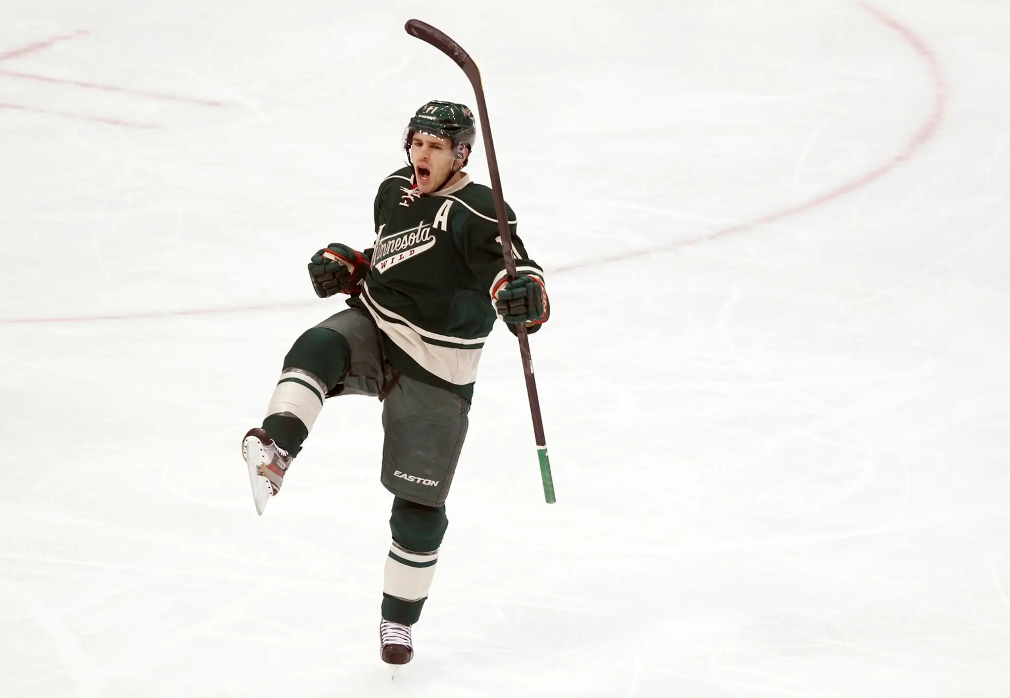 Zach Parise sa raduje z gólu.