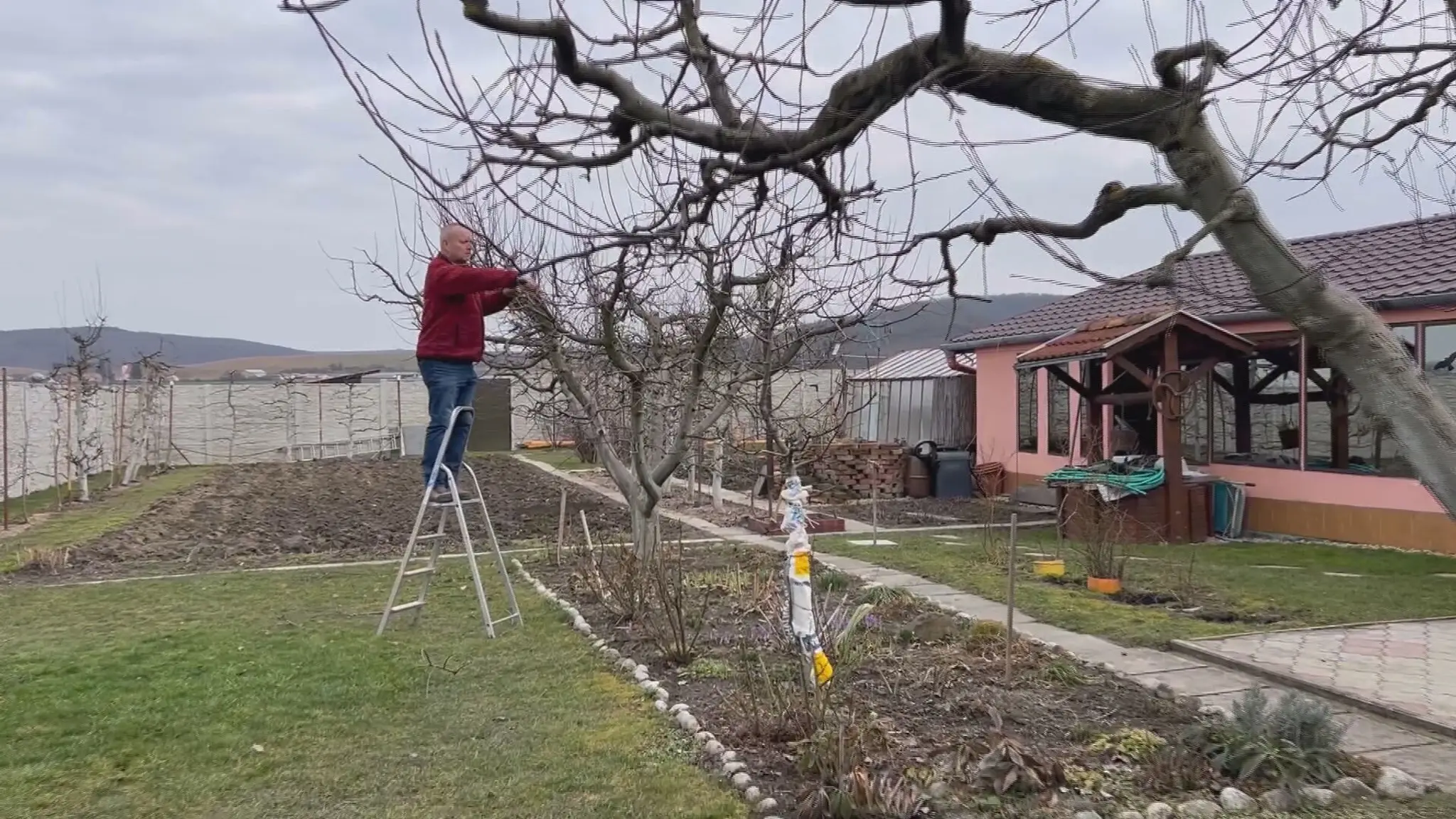 Niektorí záhradkári sa už pustili do práce, iní upozorňujú, že počasie je nevyspytateľné 