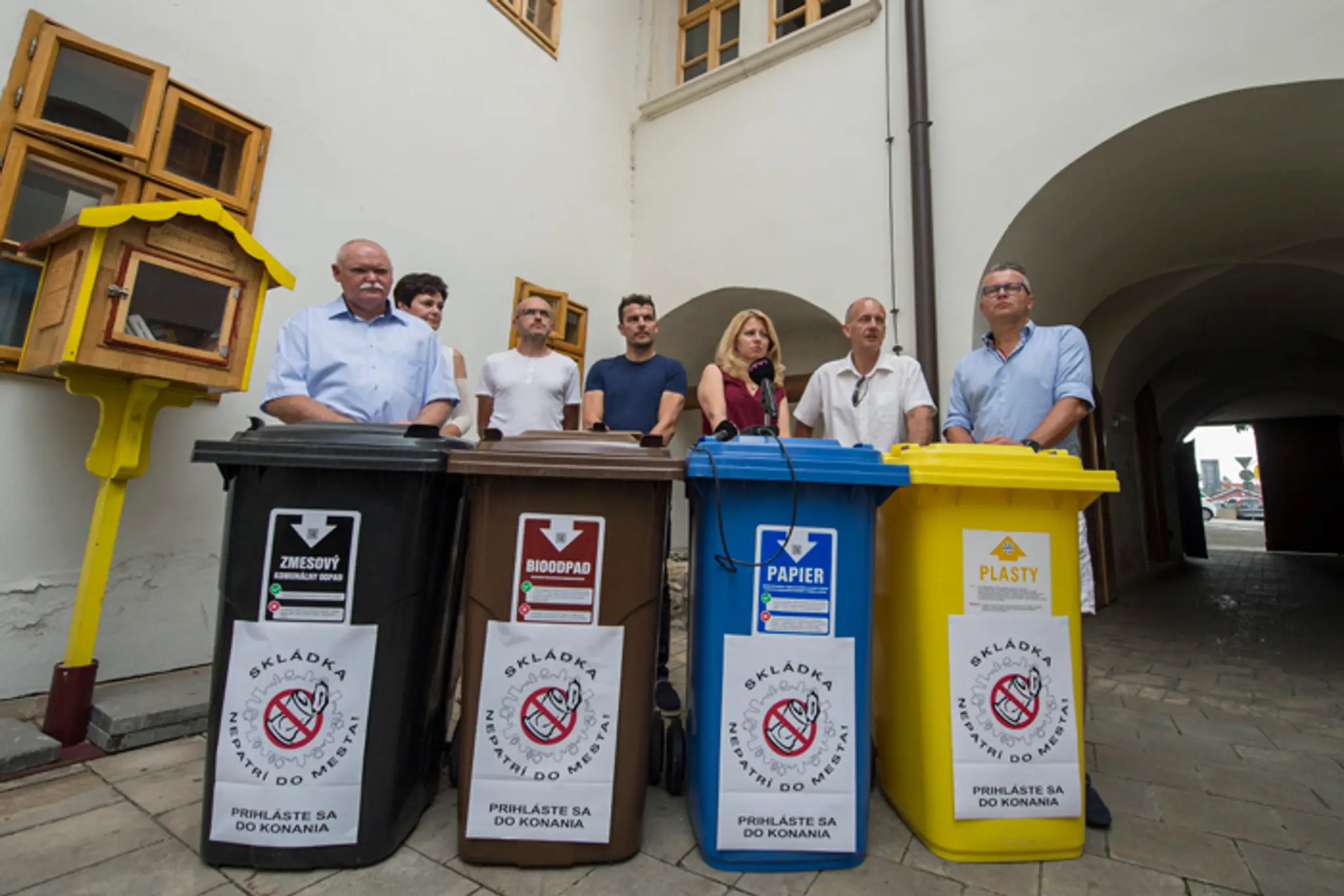 Zuzana Čaputová a Maroš Šefčovič v televíznej debate deň po 1. kole volieb. (17. marca 2018)