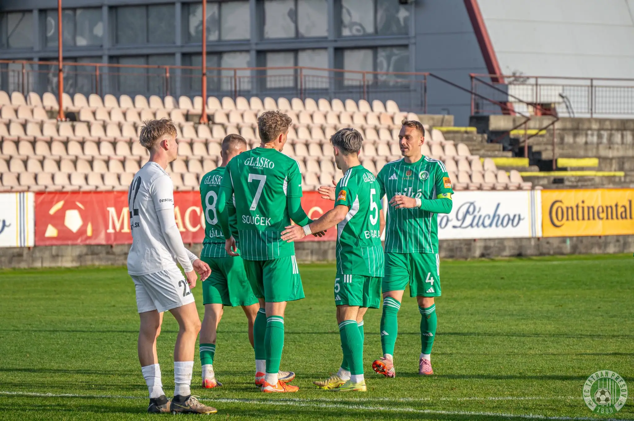 Futbalisti Prešova oslavujú gól.