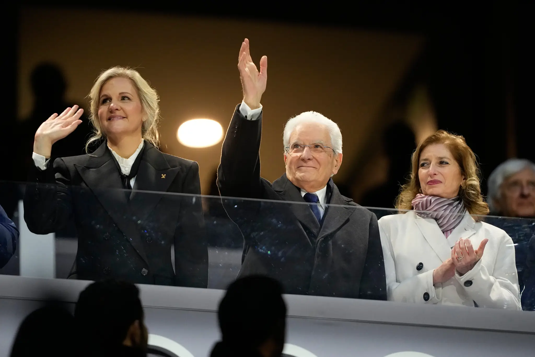 Na snímke prezidentka Medzinárodného olympijského výboru (MOV) Kirsty Coventryová (vľavo) a taliansky prezident Sergio Mattarella (uprostred).