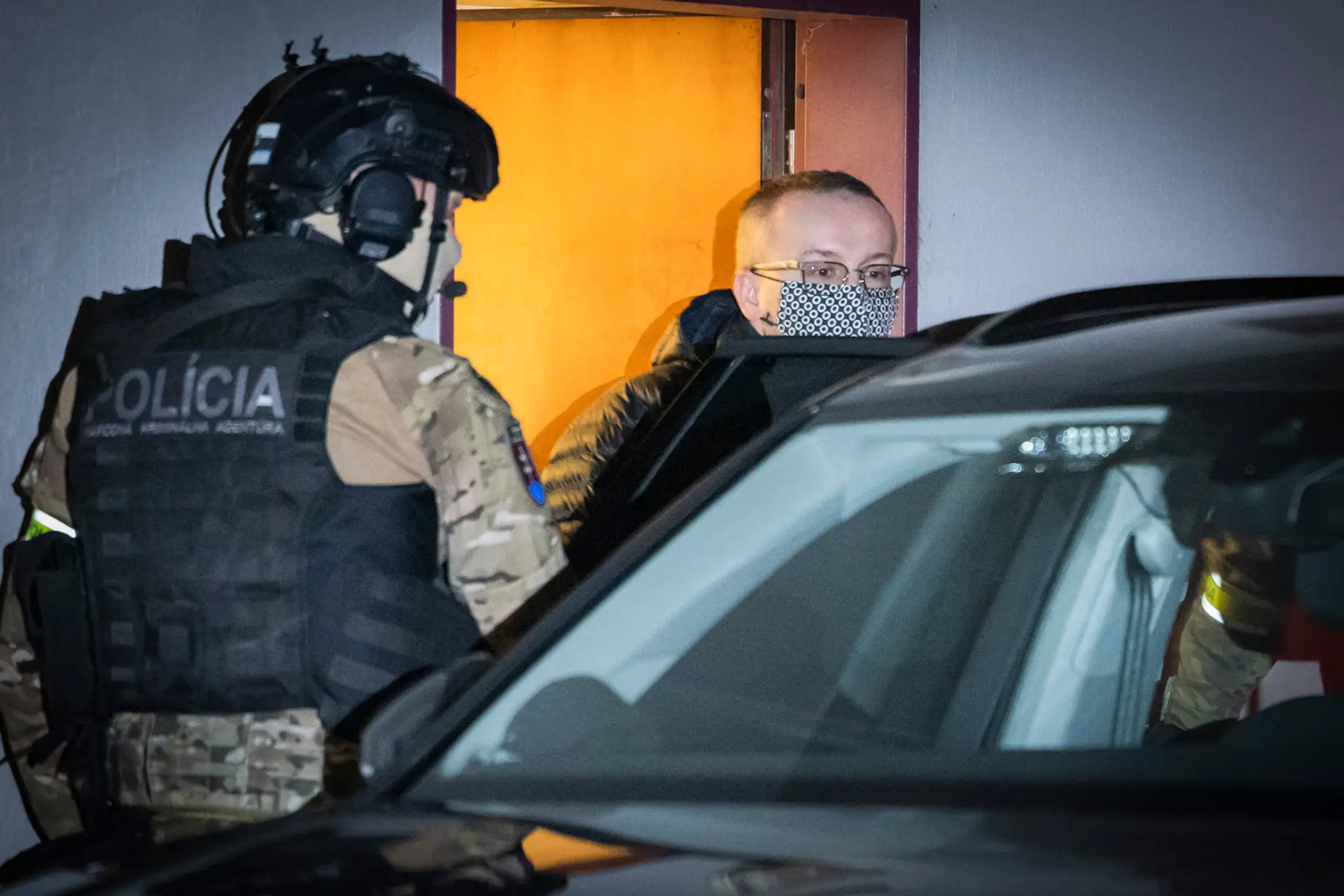 Vladimíra Pčolinského odvážajú zo súdu do väzby.