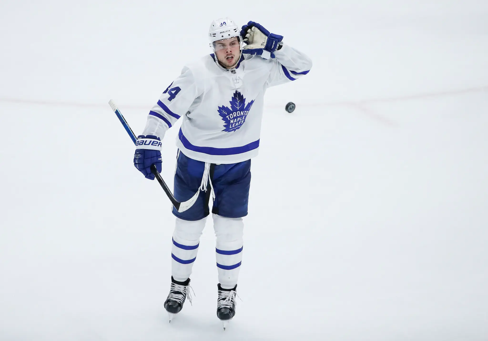 Auston Matthews z Toronta oslavuje gól proti Chicagu.