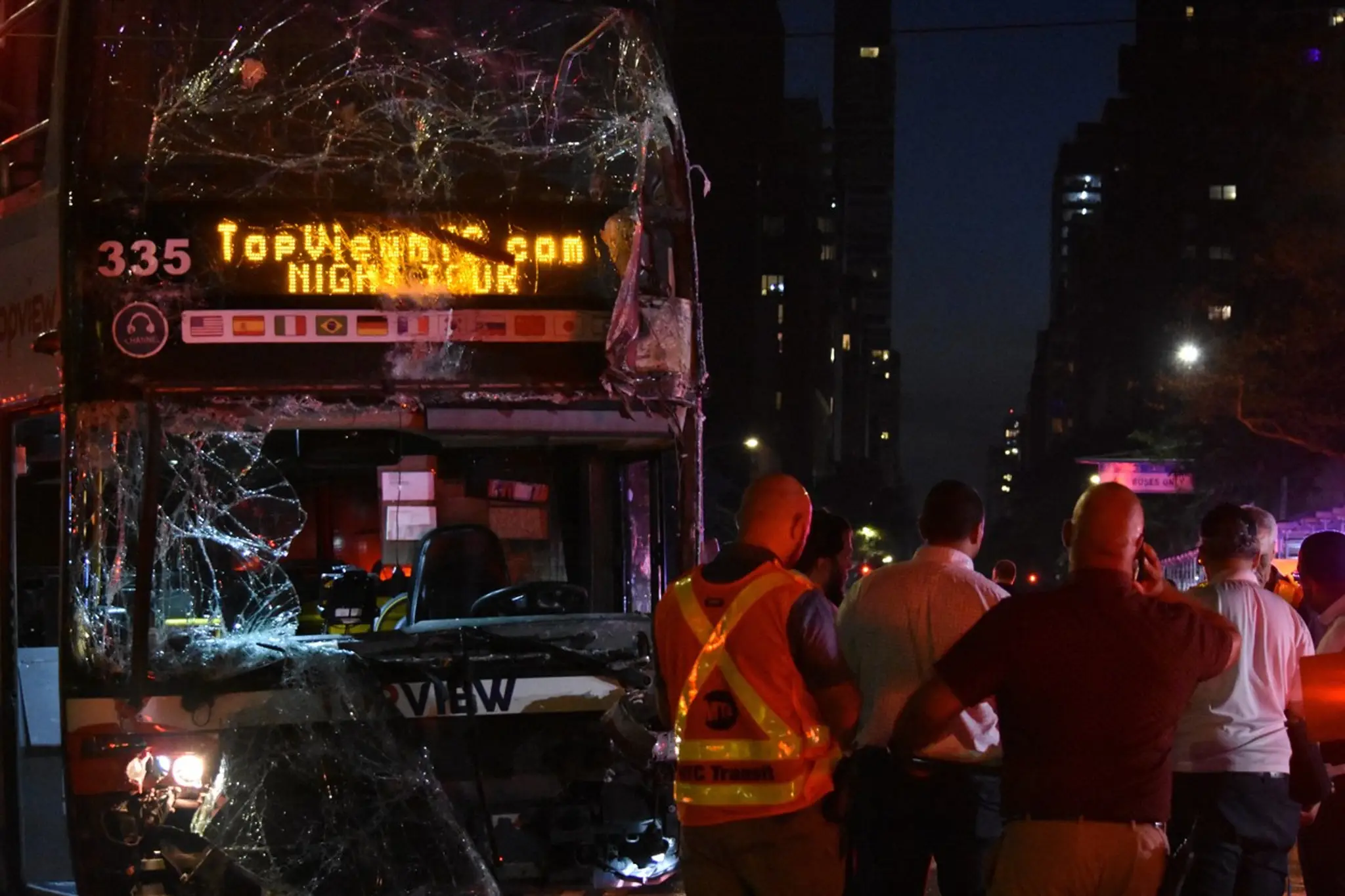 Rozbité čelné sklo na jednom z autobusov po zrážke na Manhattane.