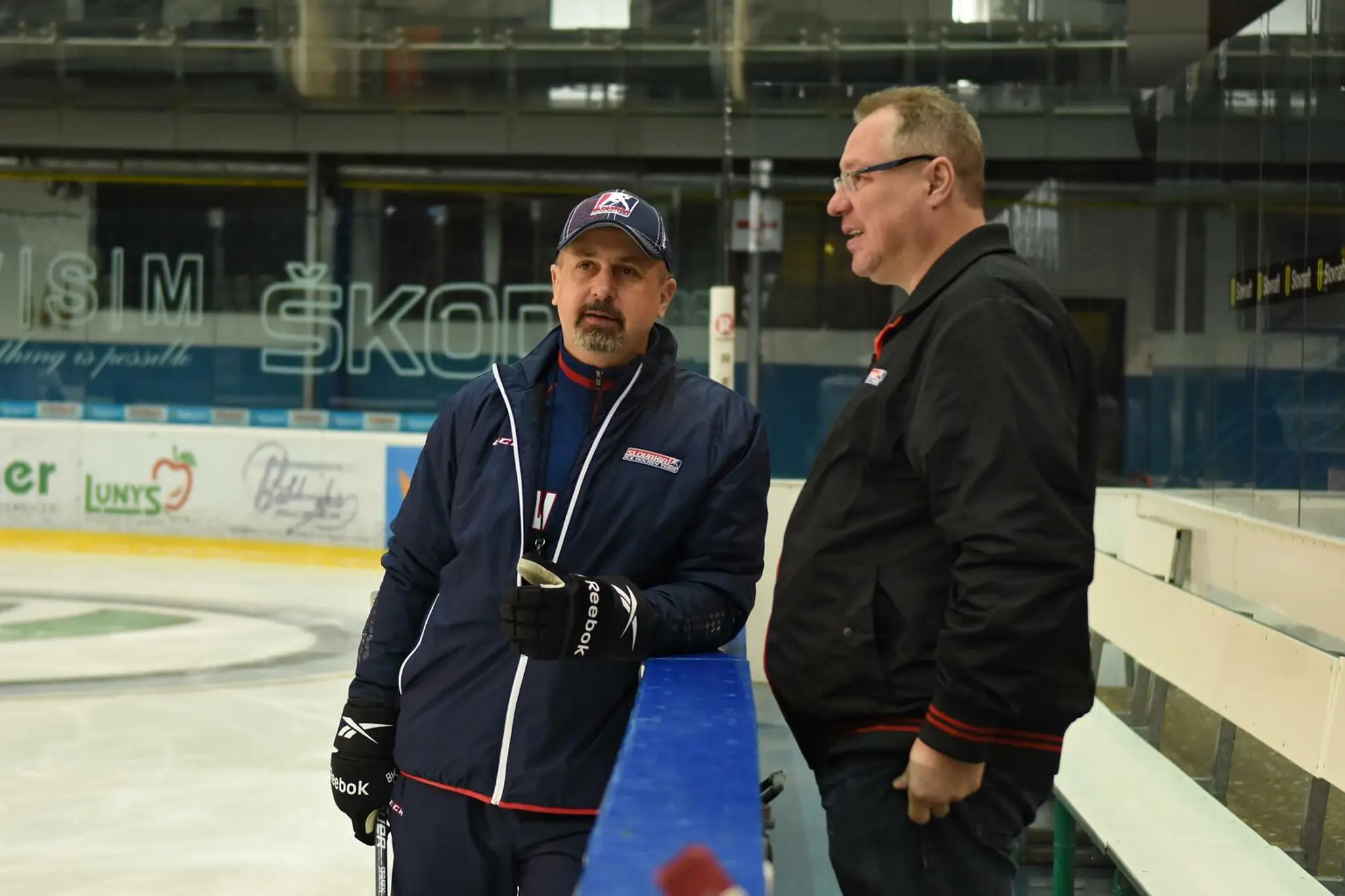 Tréner hokejovej reprezentácie Zdeno Cíger a GM Róbert Švehla.