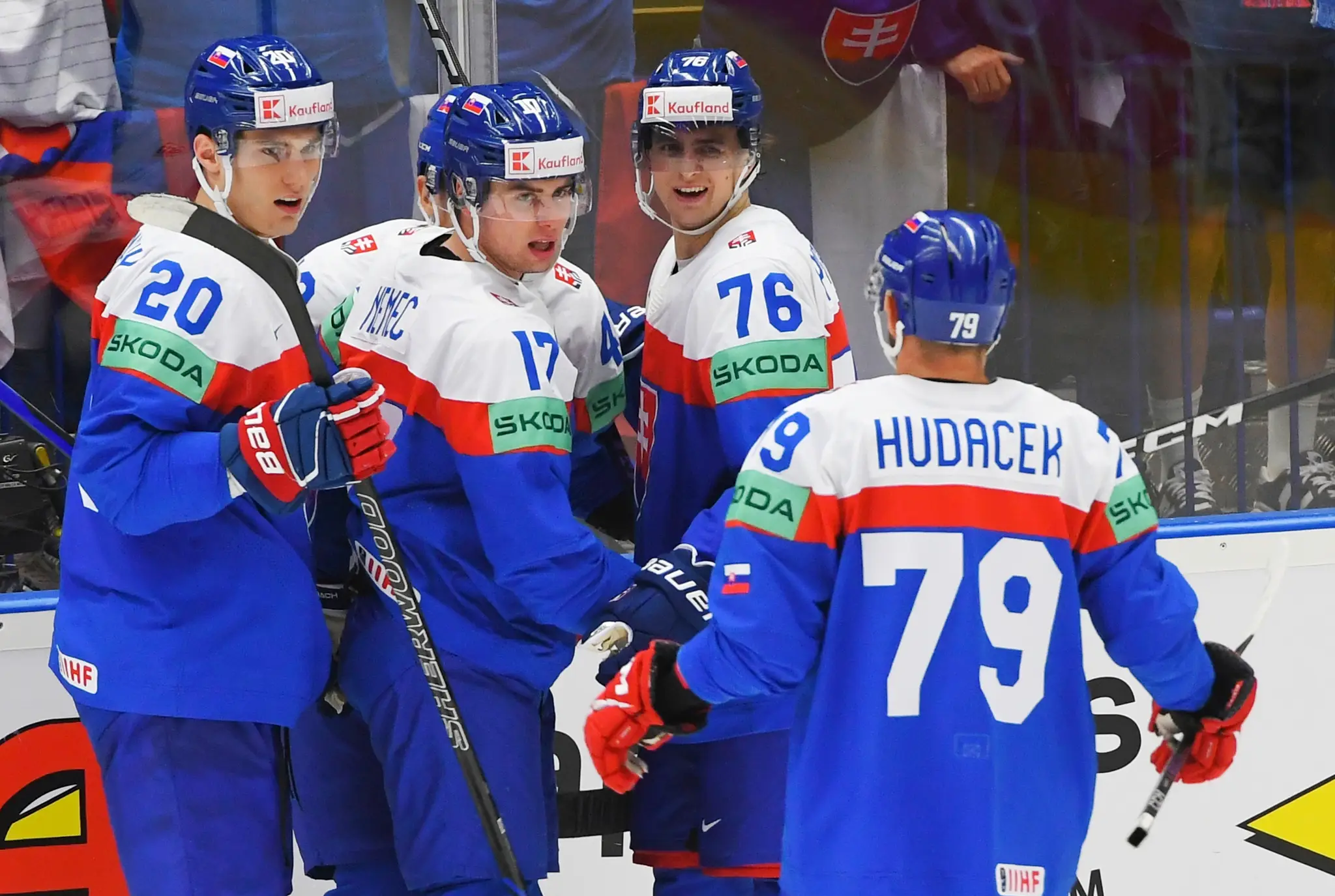 Sprava Libor Hudáček, Martin Pospíšil, Šimon Nemec a Juraj Slafkovský sa tešia z gólu počas zápasu s USA na MS 2024.