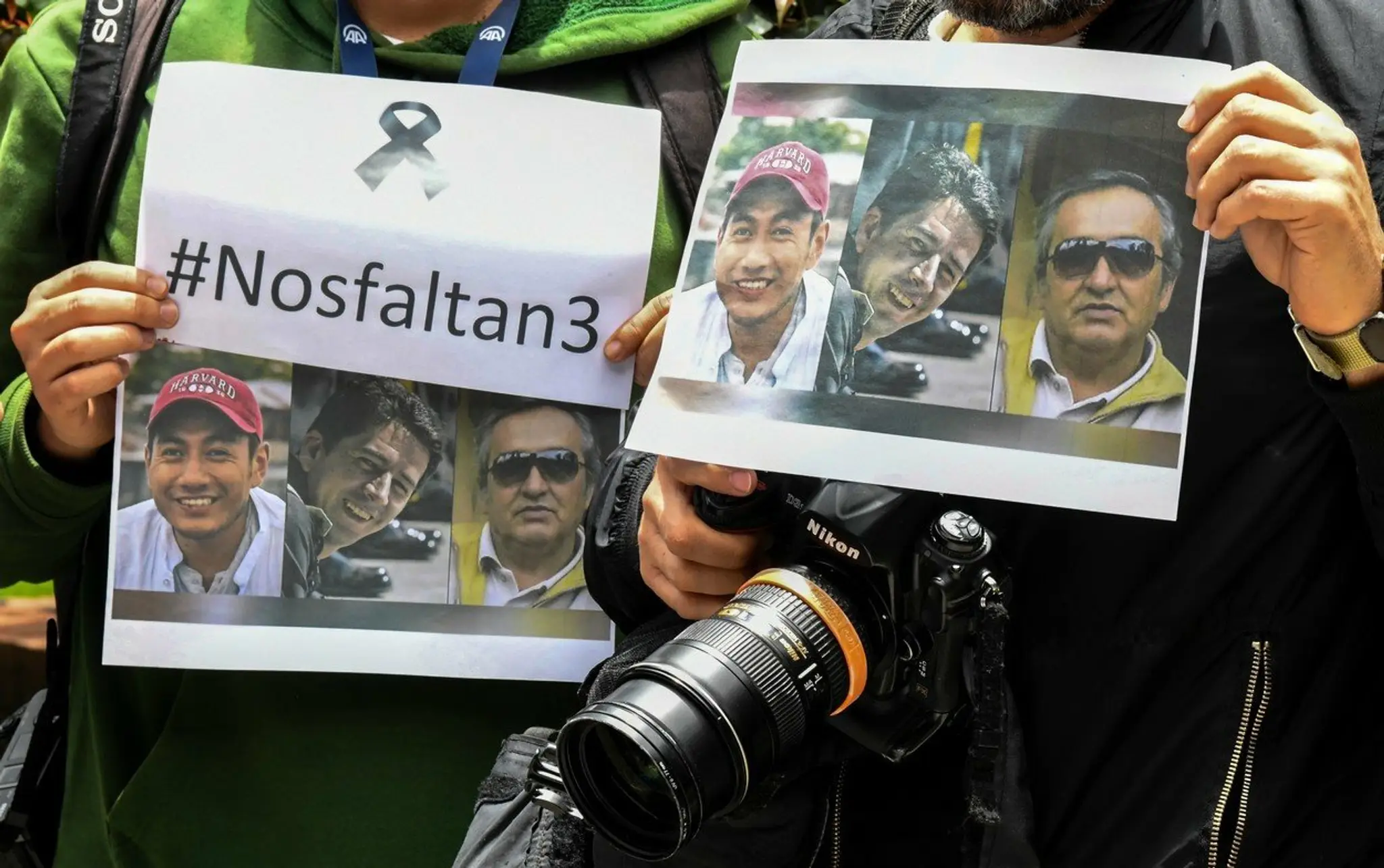 Ekvádorskí žurnalisti reportér Javier Ortega, fotograf Paul Rivas a ich vodič Efraim Segarra 