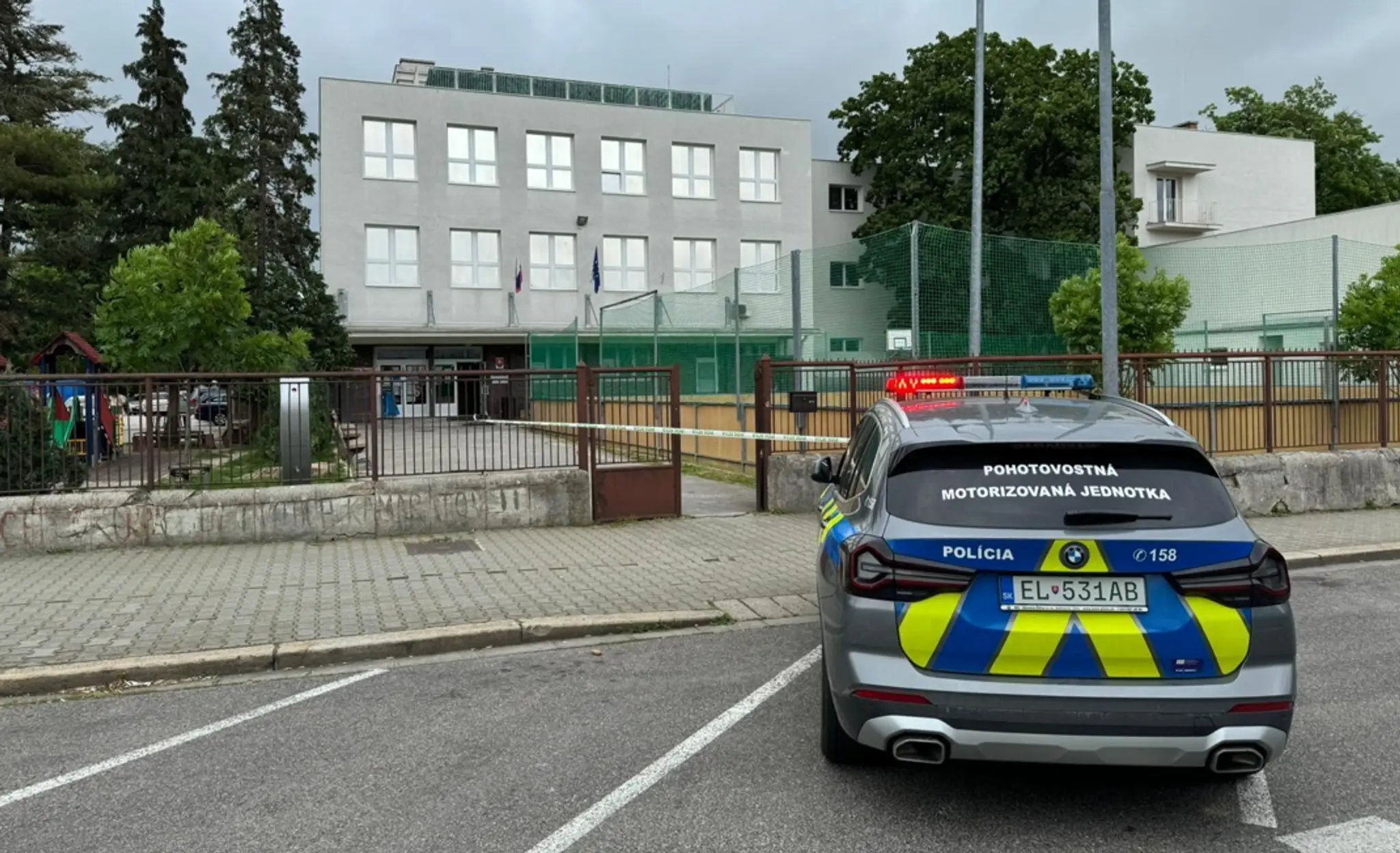 Policajná hladka na jednej z nitrianskych škôl.