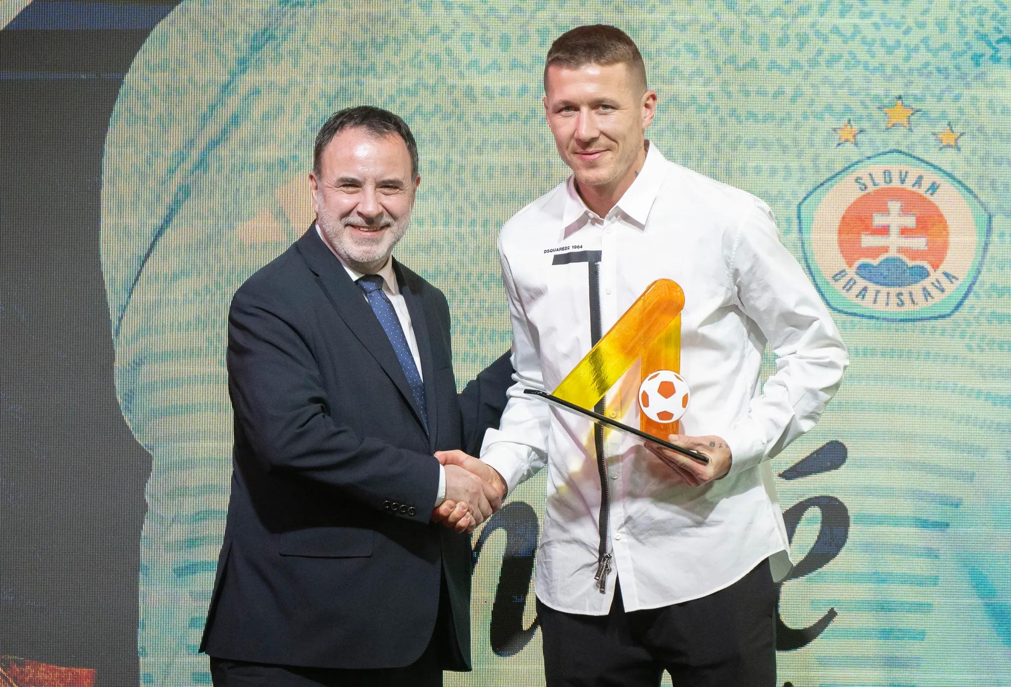 Na snímke hráč ŠK Slovan Bratislava Juraj Kucka získal cenu fanúšika a cenu za najlepšieho hráča Niké ligy za sezónu 2023/24.