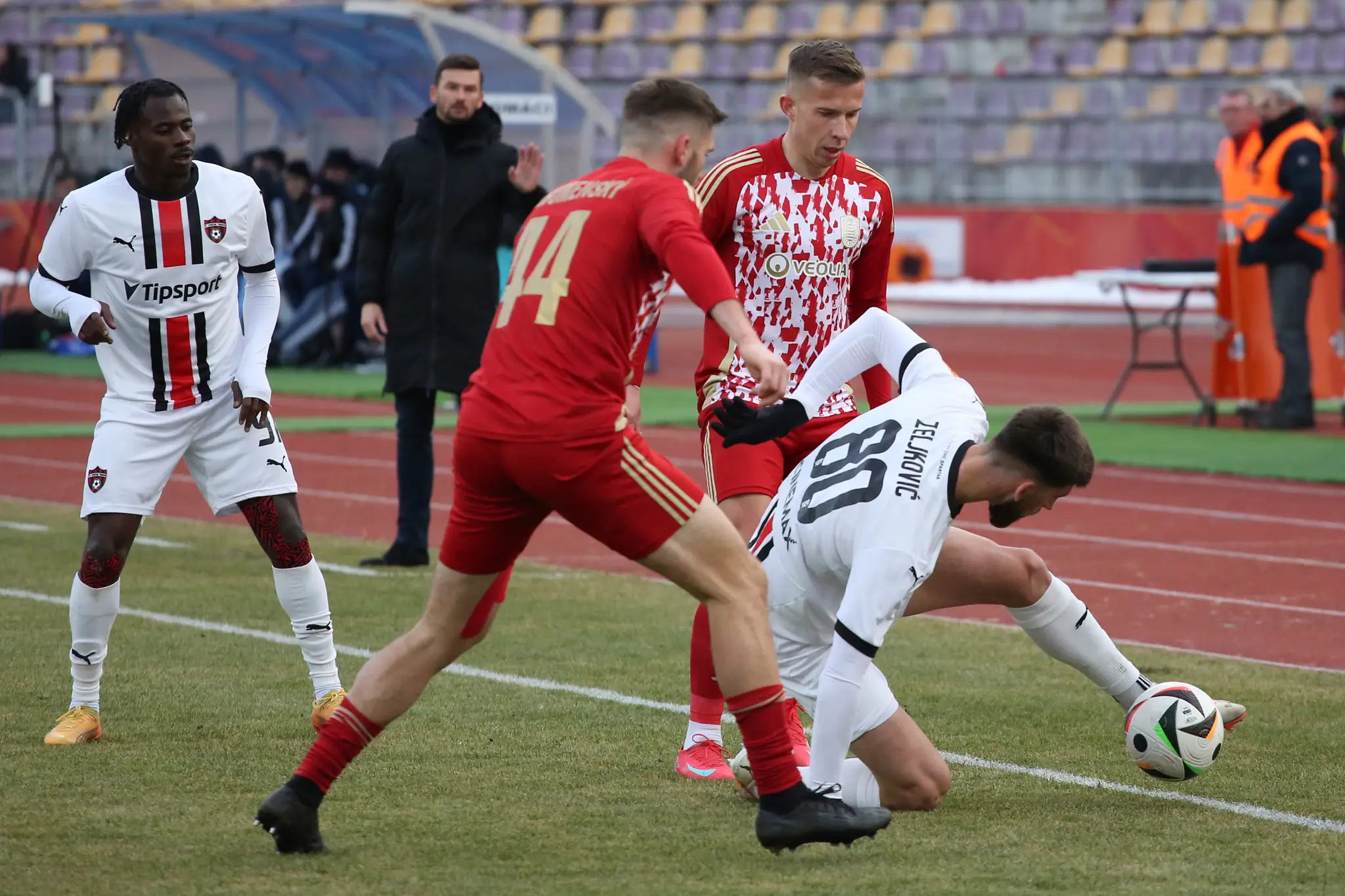 Na snímke zľava Timotej Záhumenský (Banská Bystrica) a Adrian Zeljkovič (Trnava) 