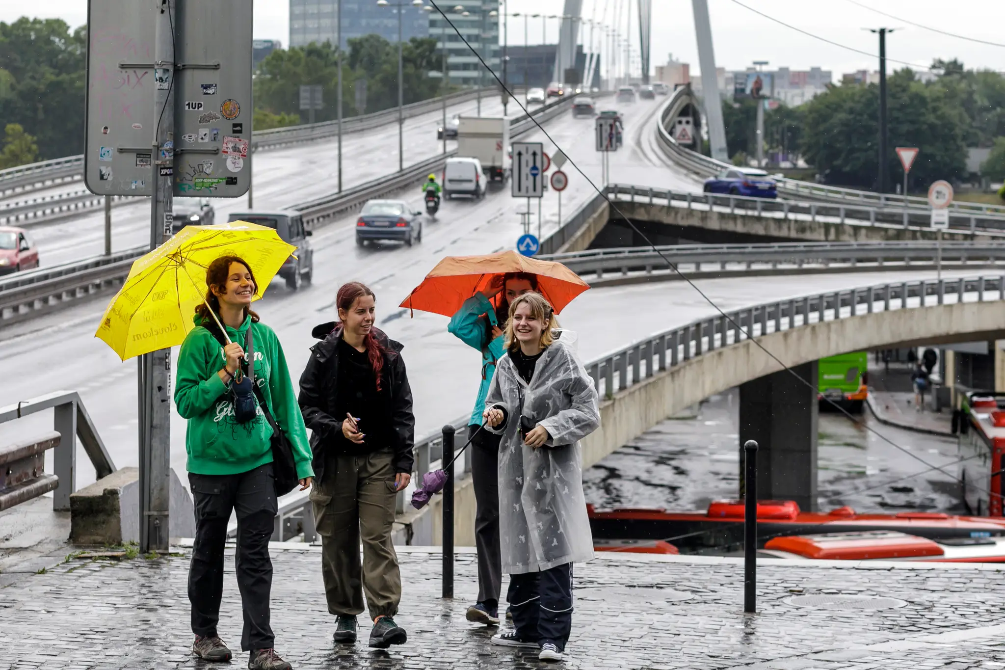 Na snímke ľudia s dáždnikmi na Židovskej ulici v Bratislave.