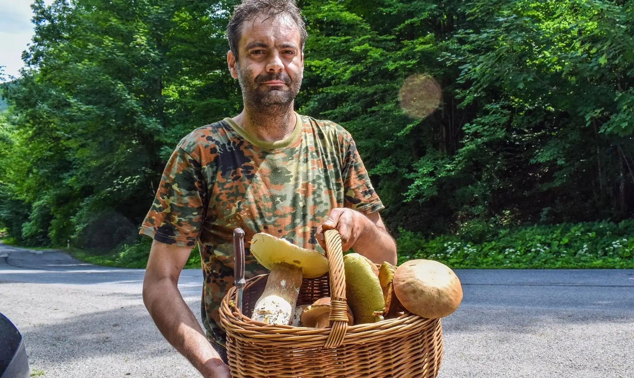 Hubár Emil s plným košíkom dubákov.
