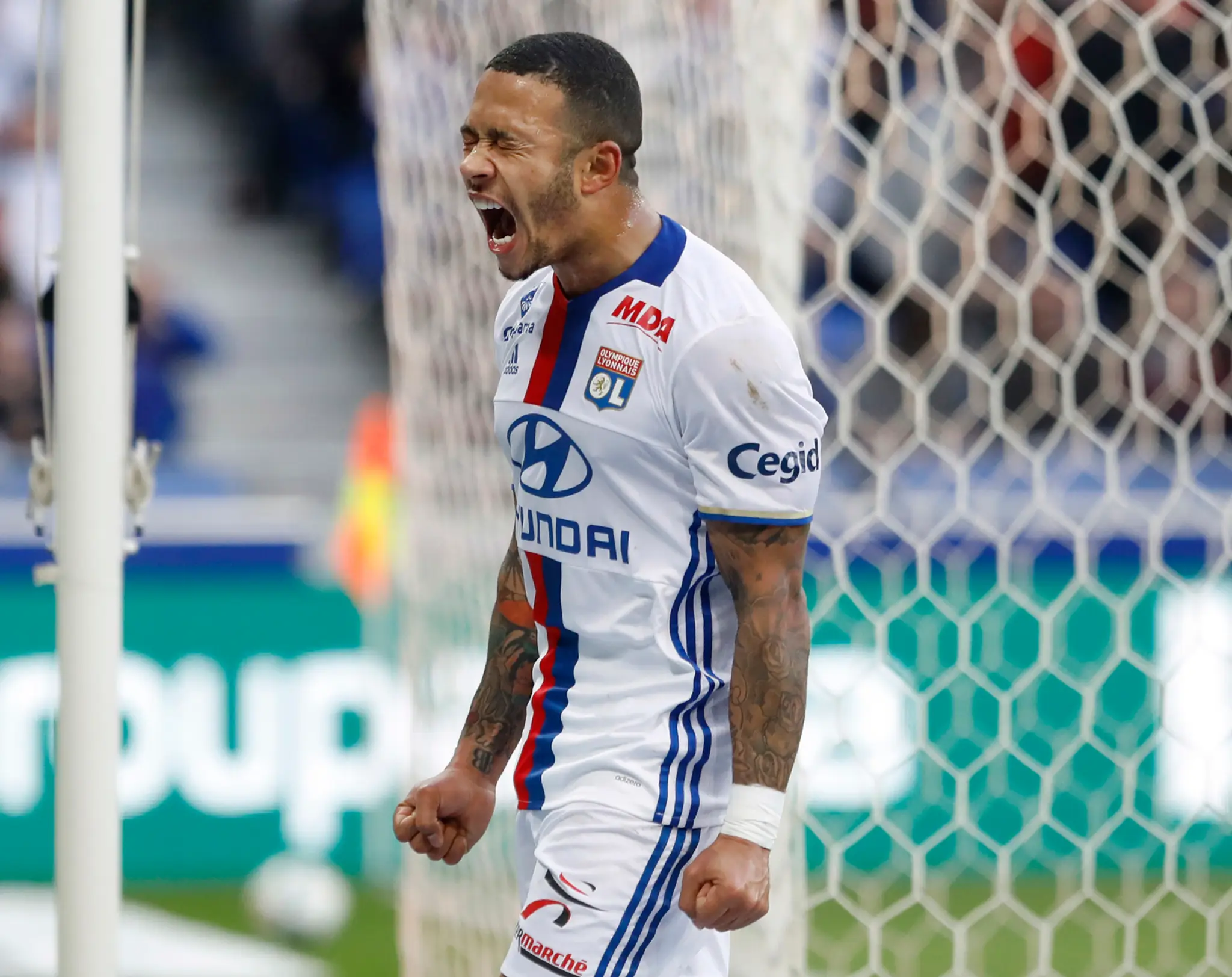 Útočník Lyonu Memphis Depay oslavuje gól.