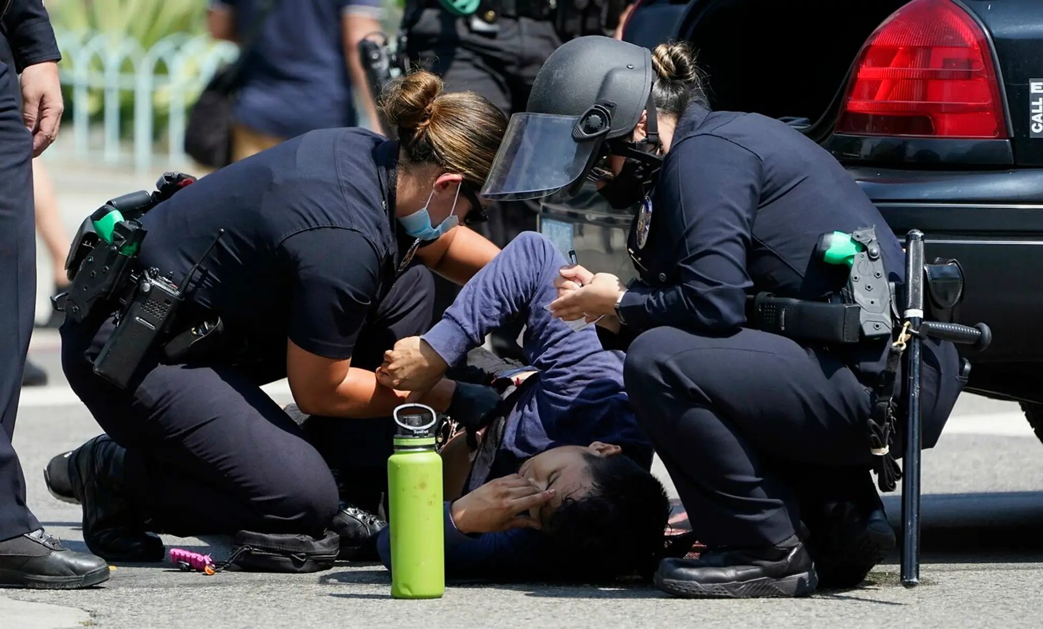 Muž dobodaný počas protestov v Los Angeles