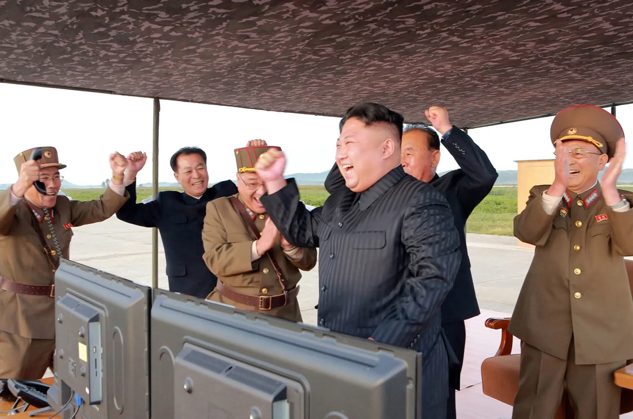 Kim Čong-un a jeho generáli