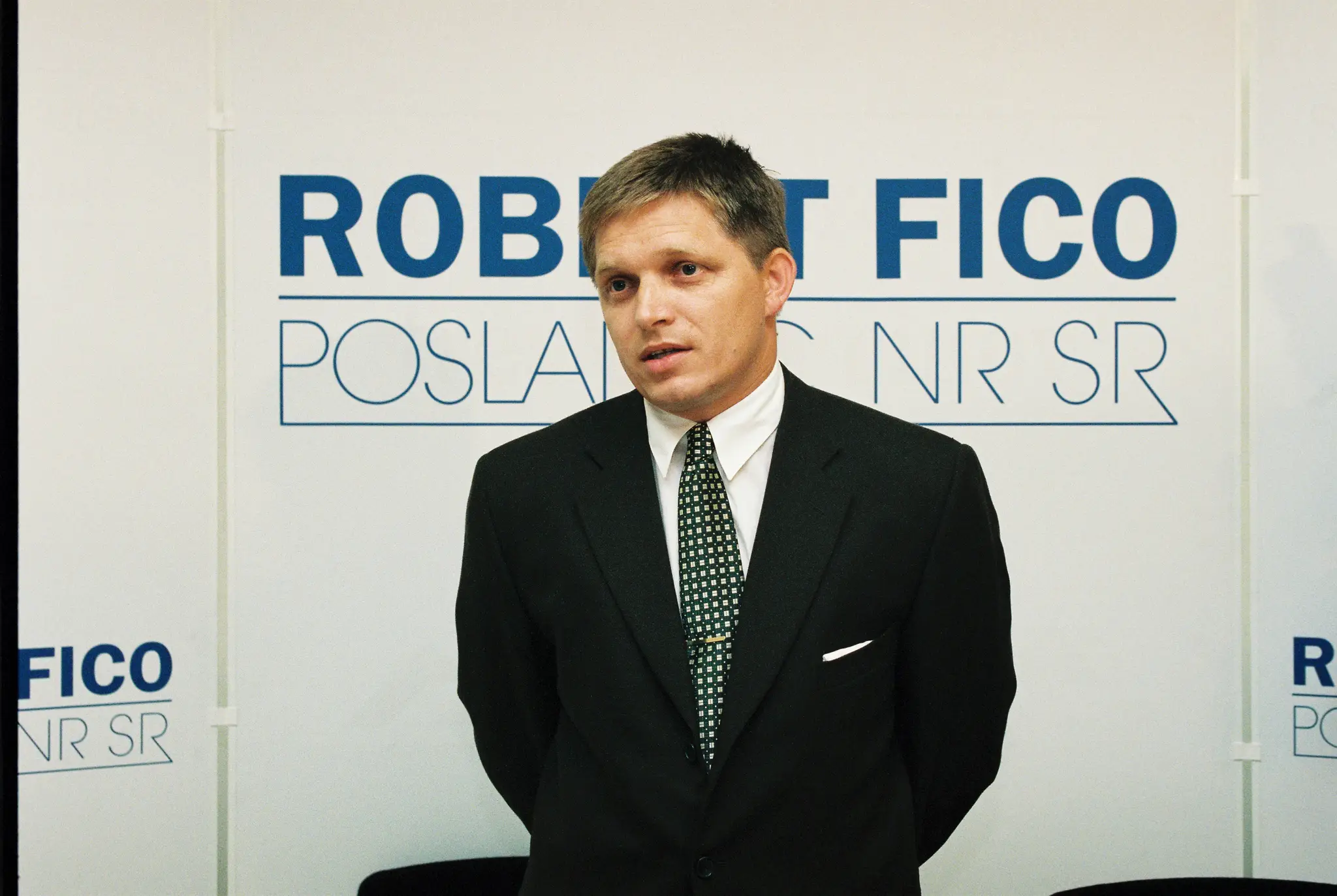 Poslanec Róbert Fico 15. septembra 1999 oficiálne oznámil svoj odchod zo Strany demokratickej ľavice. Opustil aj poslanecký klub SDĽ a vládnu koalíciu. Definitívne sa stal nezávislým poslancom.