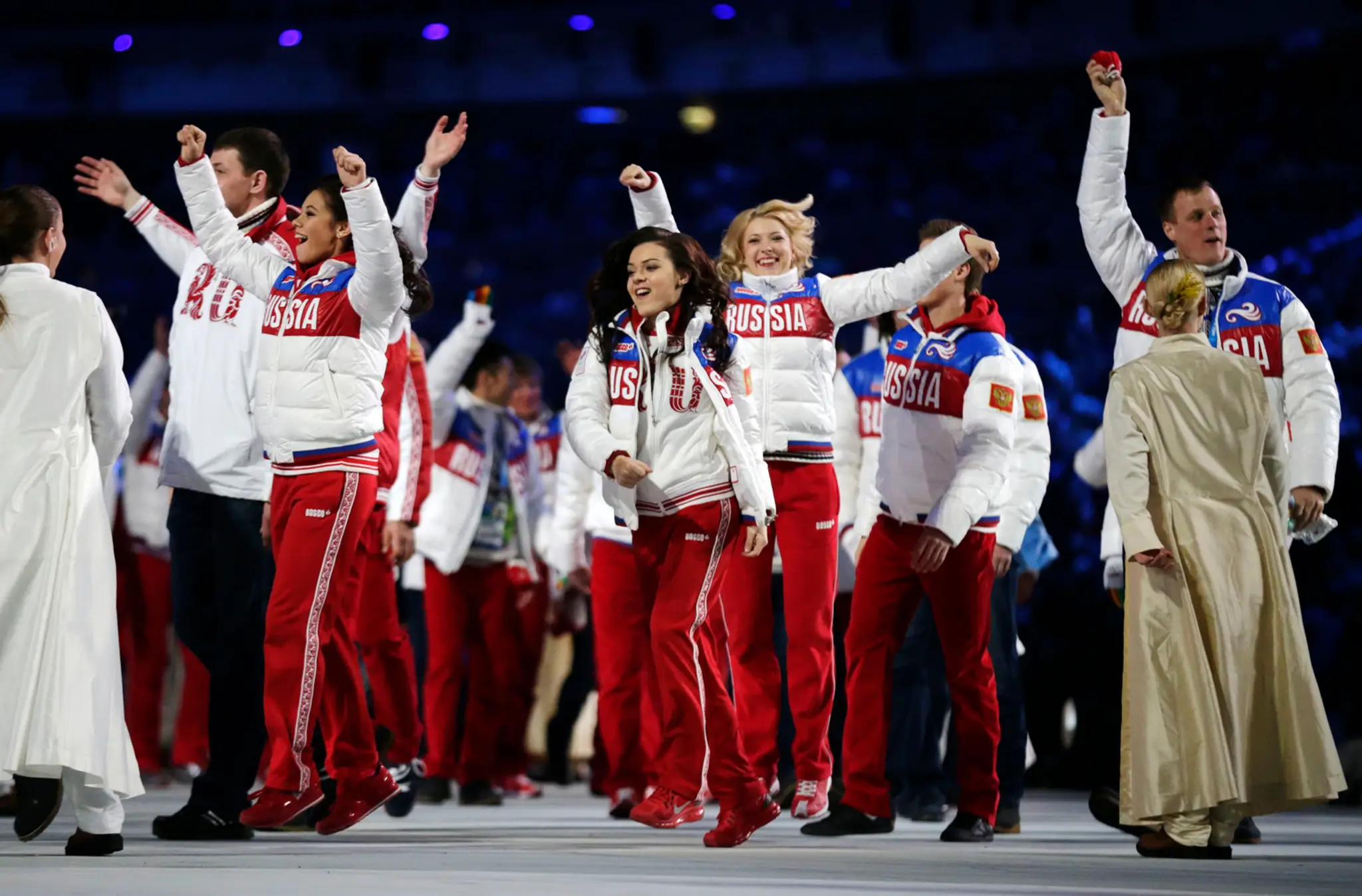 Na snímke ruskí športovci prichádzajú počas záverečného ceremoniálu XXII. zimných olympijských hier v Soči