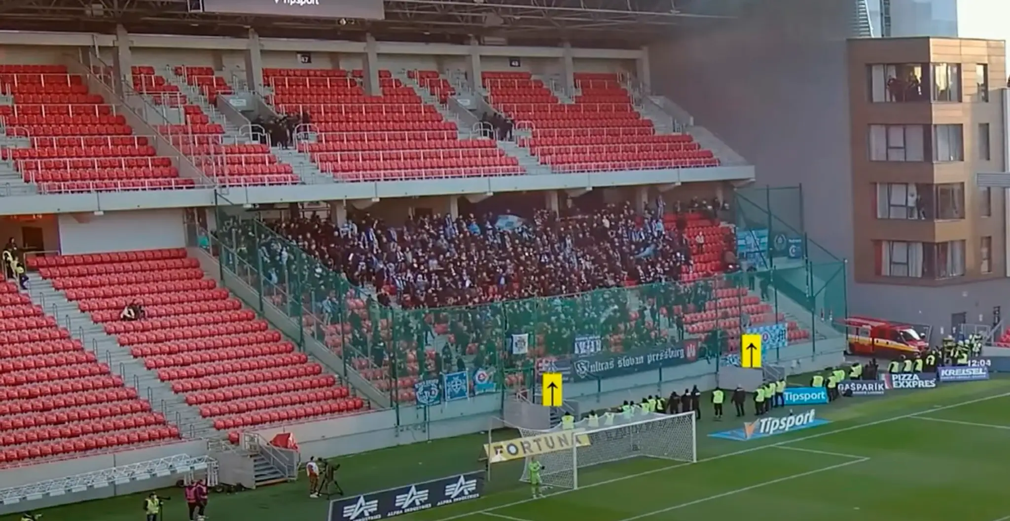 Šípky ukazujú na miesta, kde začnú dymiť dymovnice.