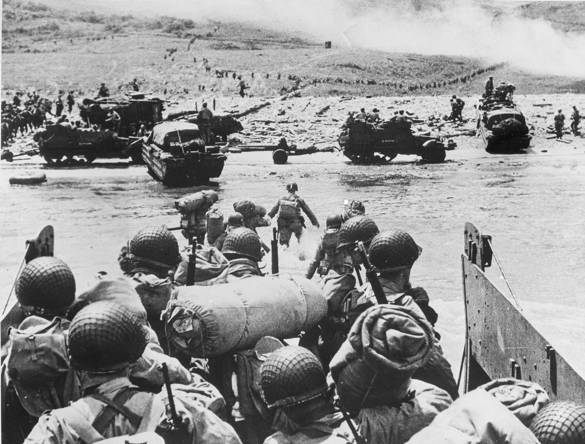 Na archívnej snímke z 6. júna 1944 americkí vojaci prichádzajú na francúzske pobrežie Normandie okupované nemeckými vojakmi.