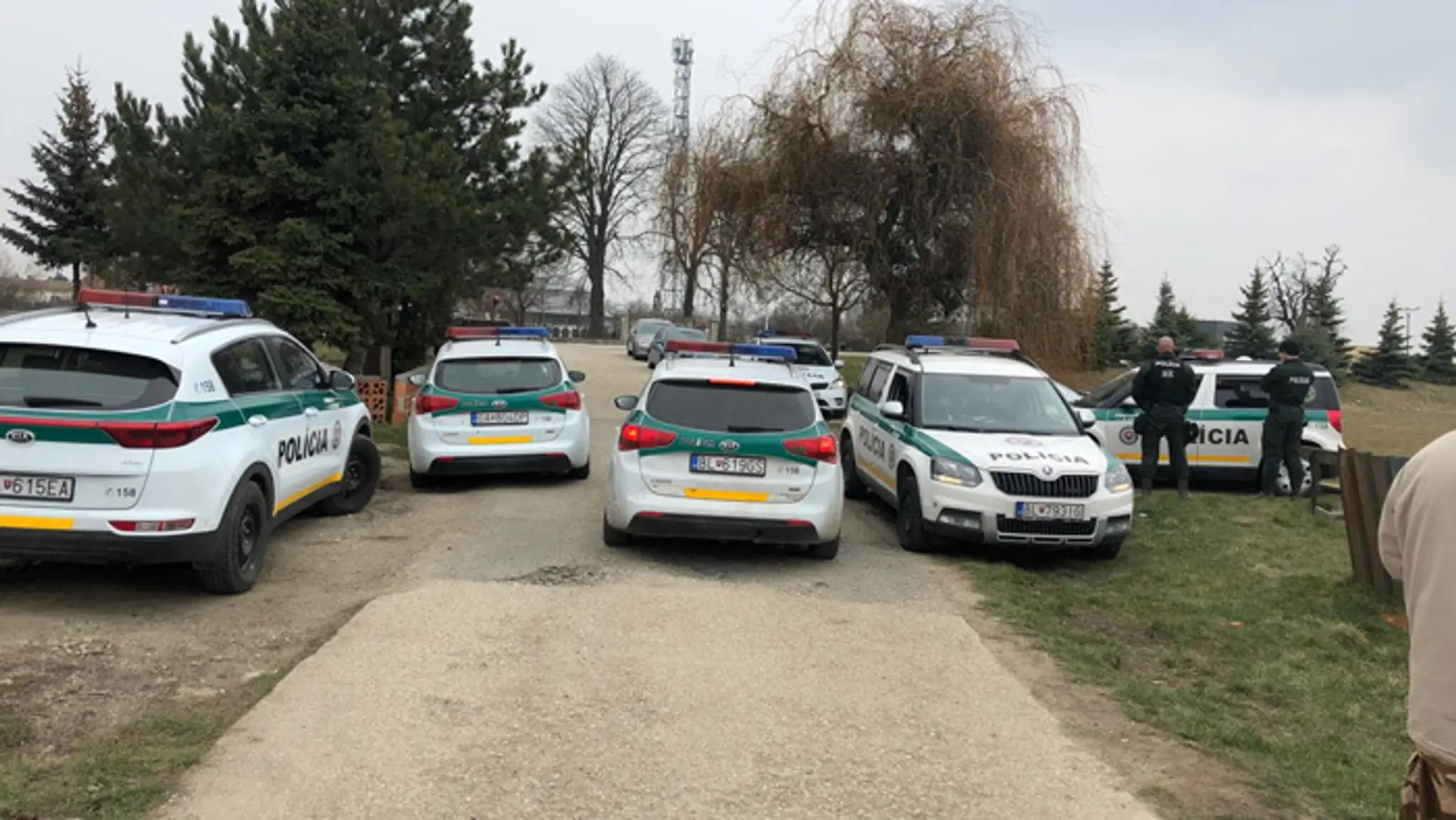 Polícia prehľadáva Mačiansky les.