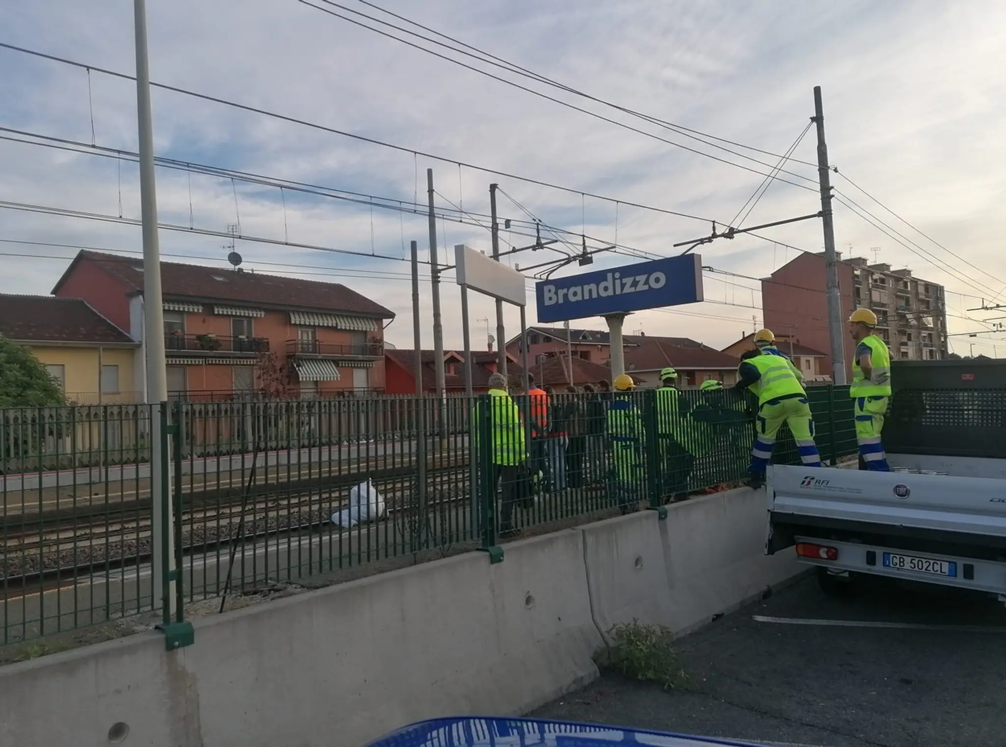Prechádzajúci vlak, ktorý smeroval z Milána do Turína, zachytil robotníkov.