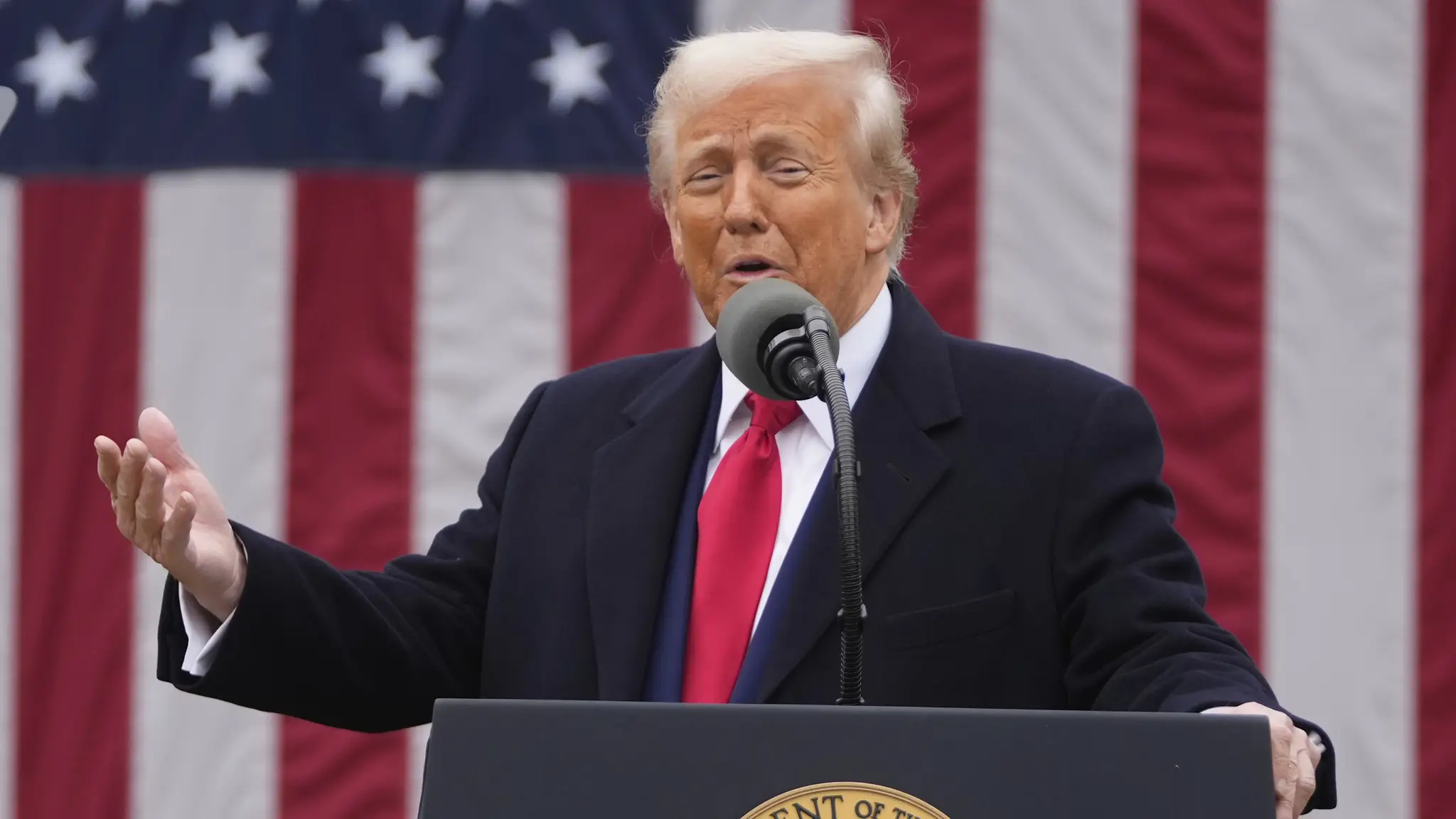 Trump zvyšuje clá na čínske tovary na 125 %. Zároveň zavádza pozastavenie zvýšených ciel pre 75 krajín