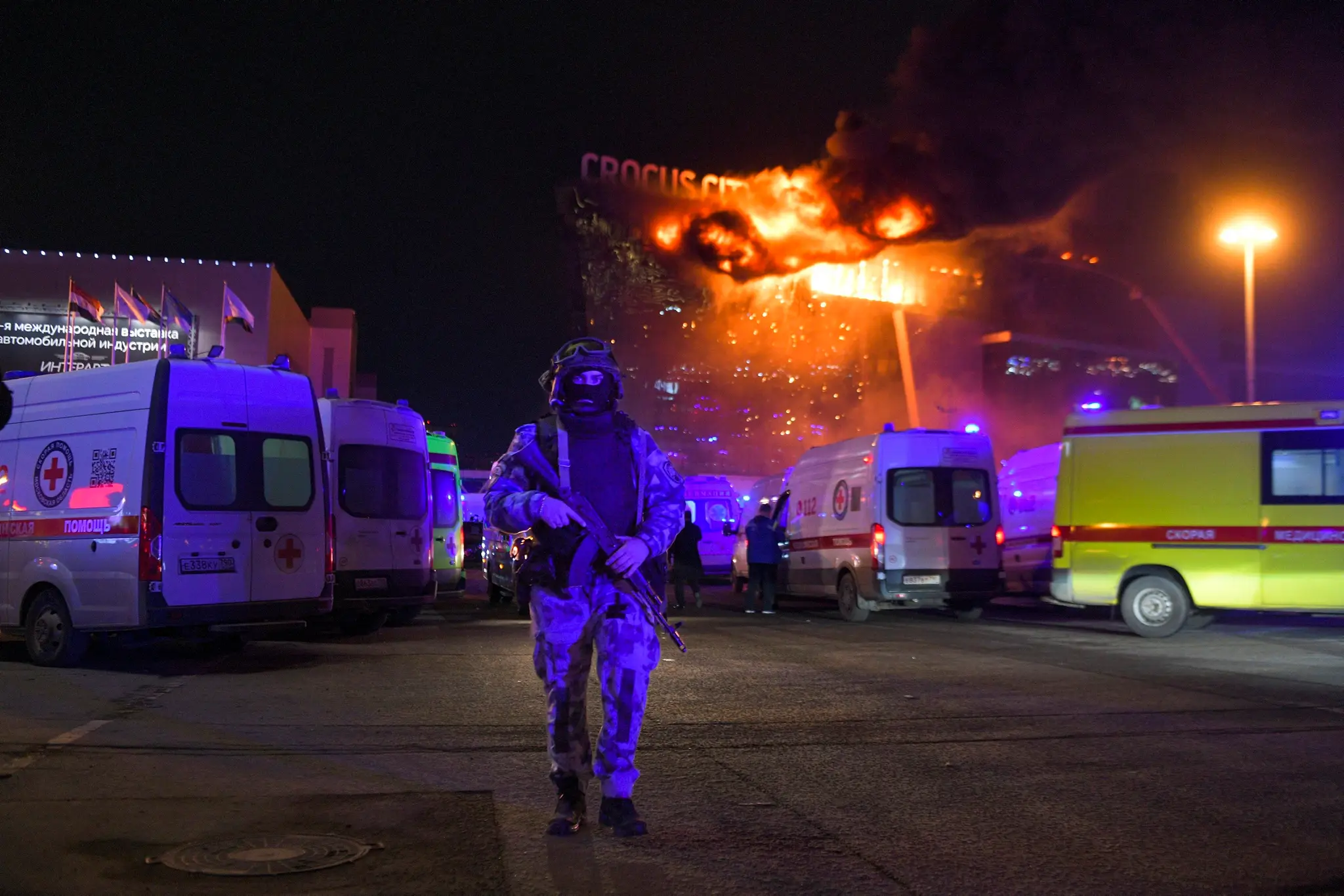 Policajt v blízkosti horiacej Crocus City Hall.