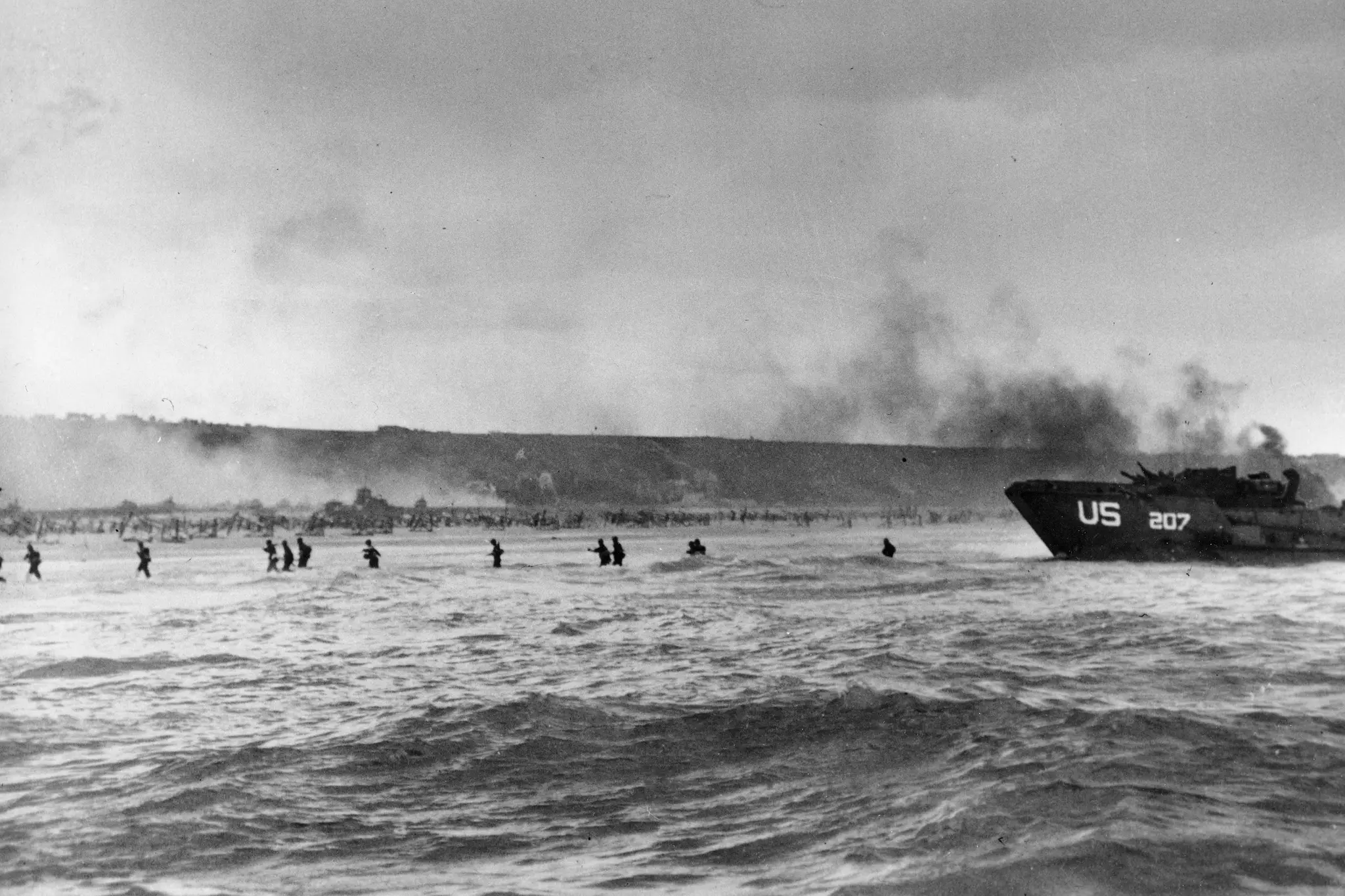 Na archívnej snímke z 6. júna 1944 americkí pešiaci sa vyloďujú na breh z vyloďovacích plavidiel v Normandii vo Francúzsku.