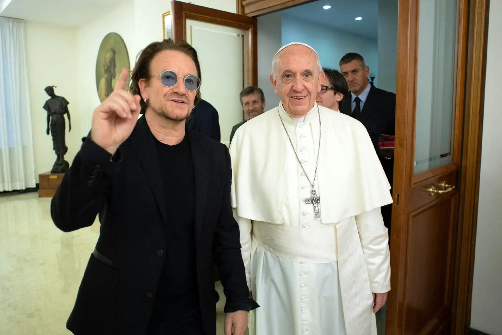 Na snímke pápež František a frontman skupiny U2 Bono Vox.
