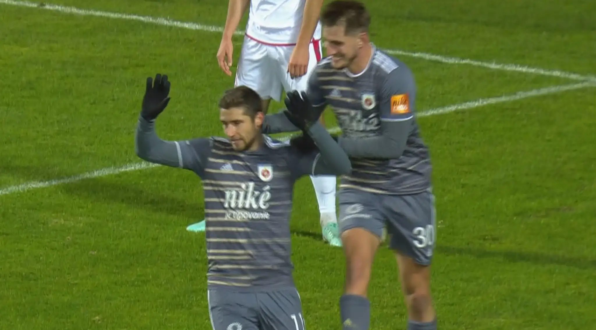 Samuel Lavrinčík (vľavo) oslavuje gól.