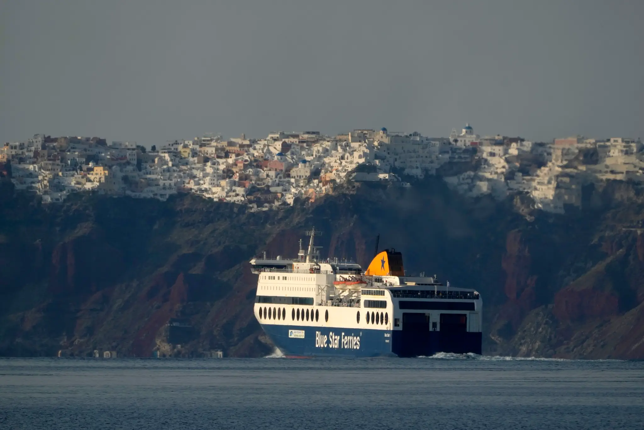 Ľudia opúšťajú Santorini na trajektoch