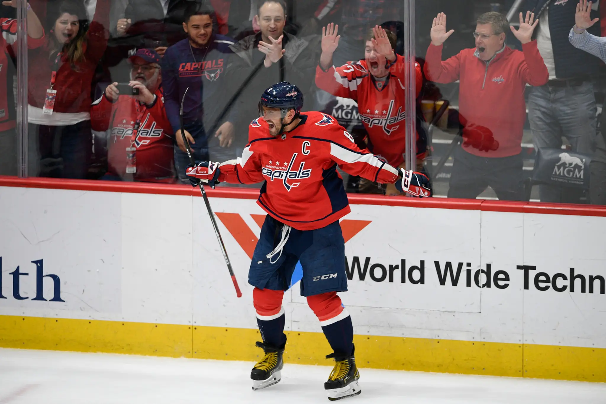 Charlie Lindgren z Montrealu oslavuje triumf proti New Jersey.