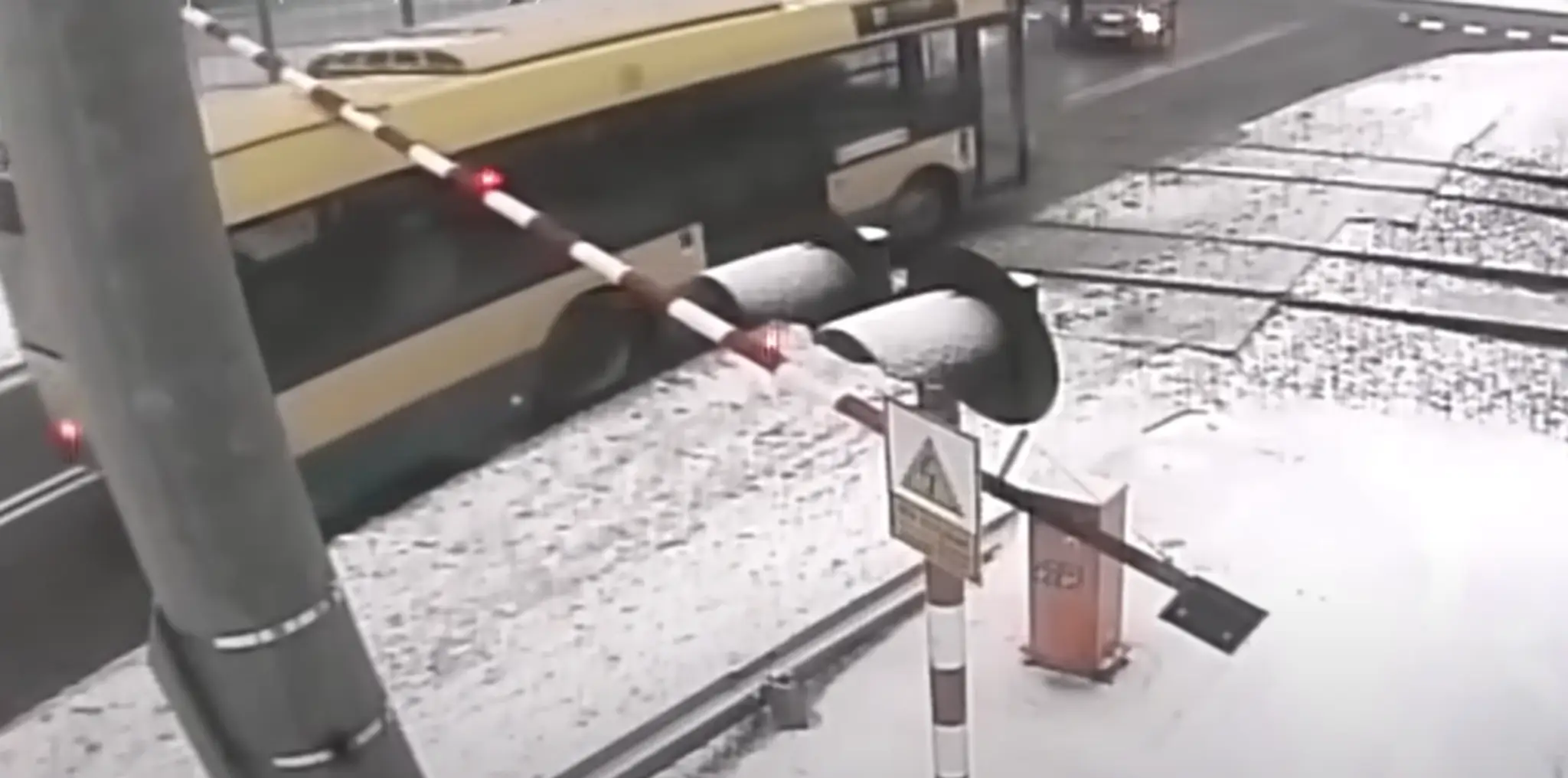 Autobus zastavil na priecestí 