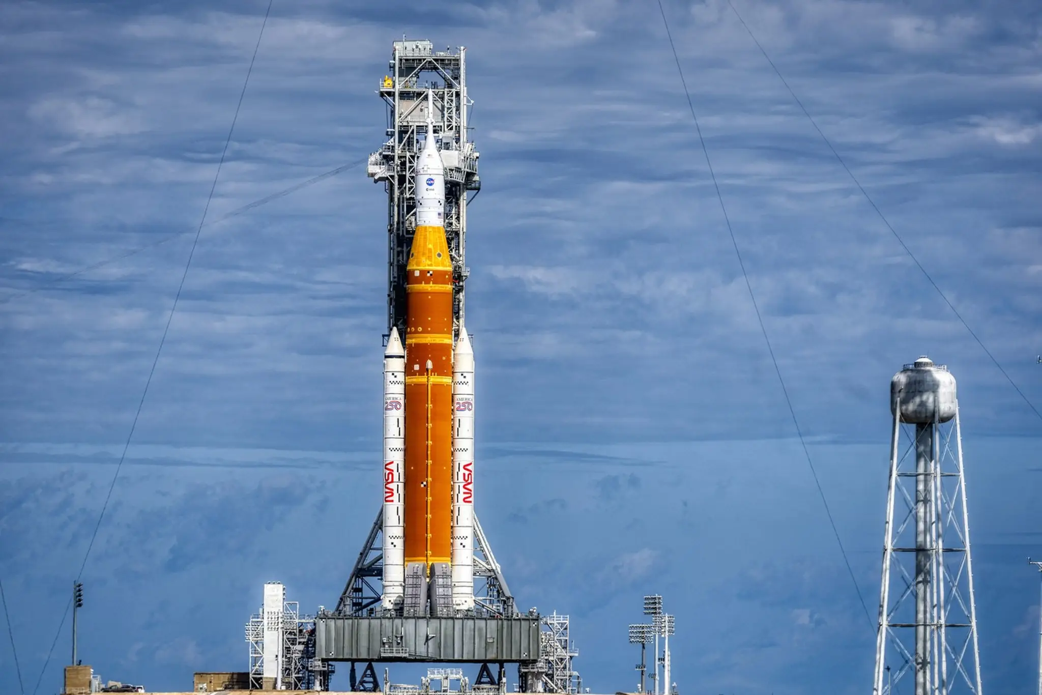 Artemis II: raketa Space Launch System a kozmická loď Orion na štartovacej rampe 39B.