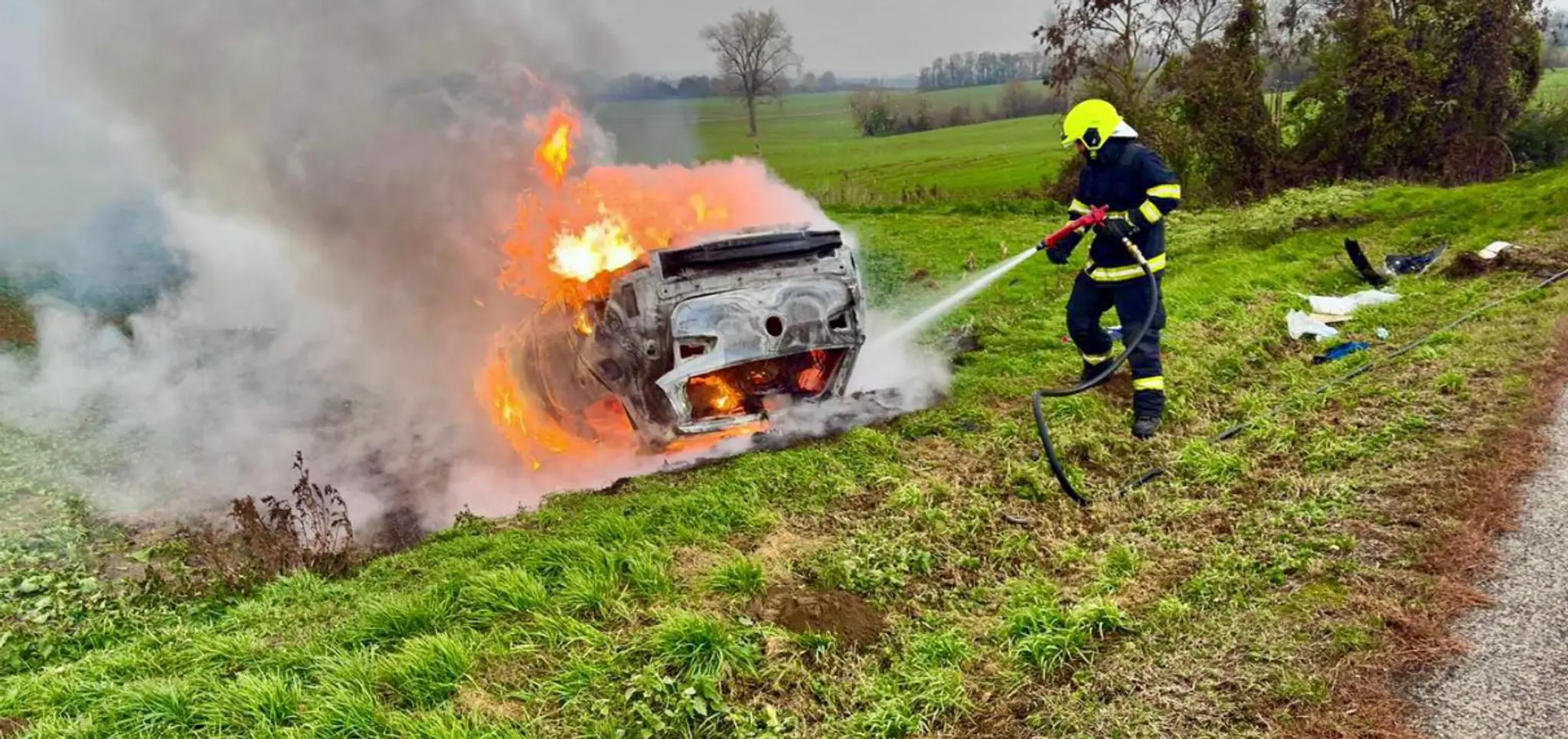 Na snímke auto po nehode v Nitrianskom kraji, ktoré zachvátili plamene.