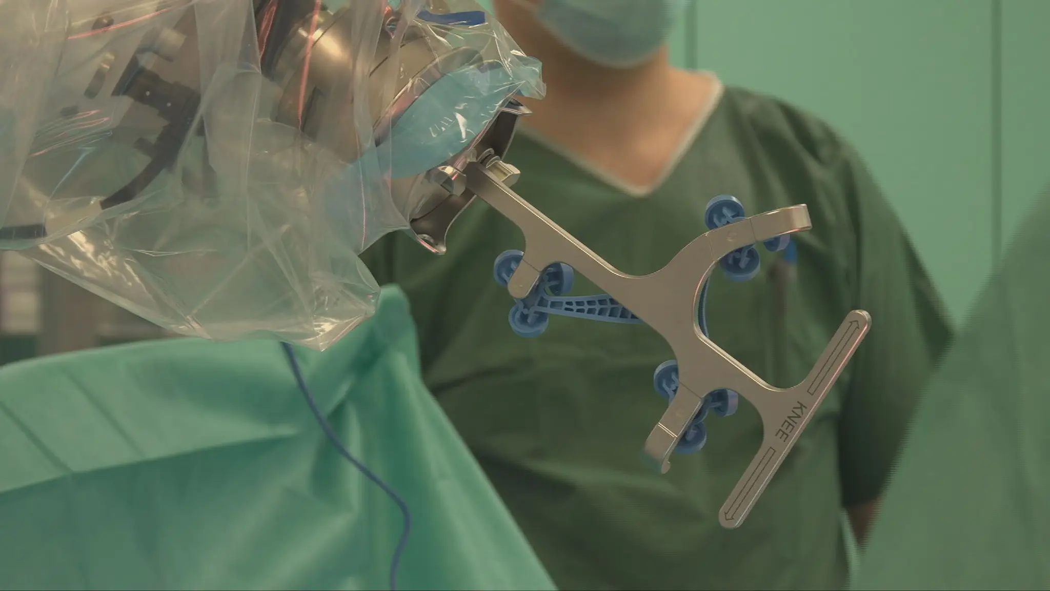 Robot asistent pri operovaní