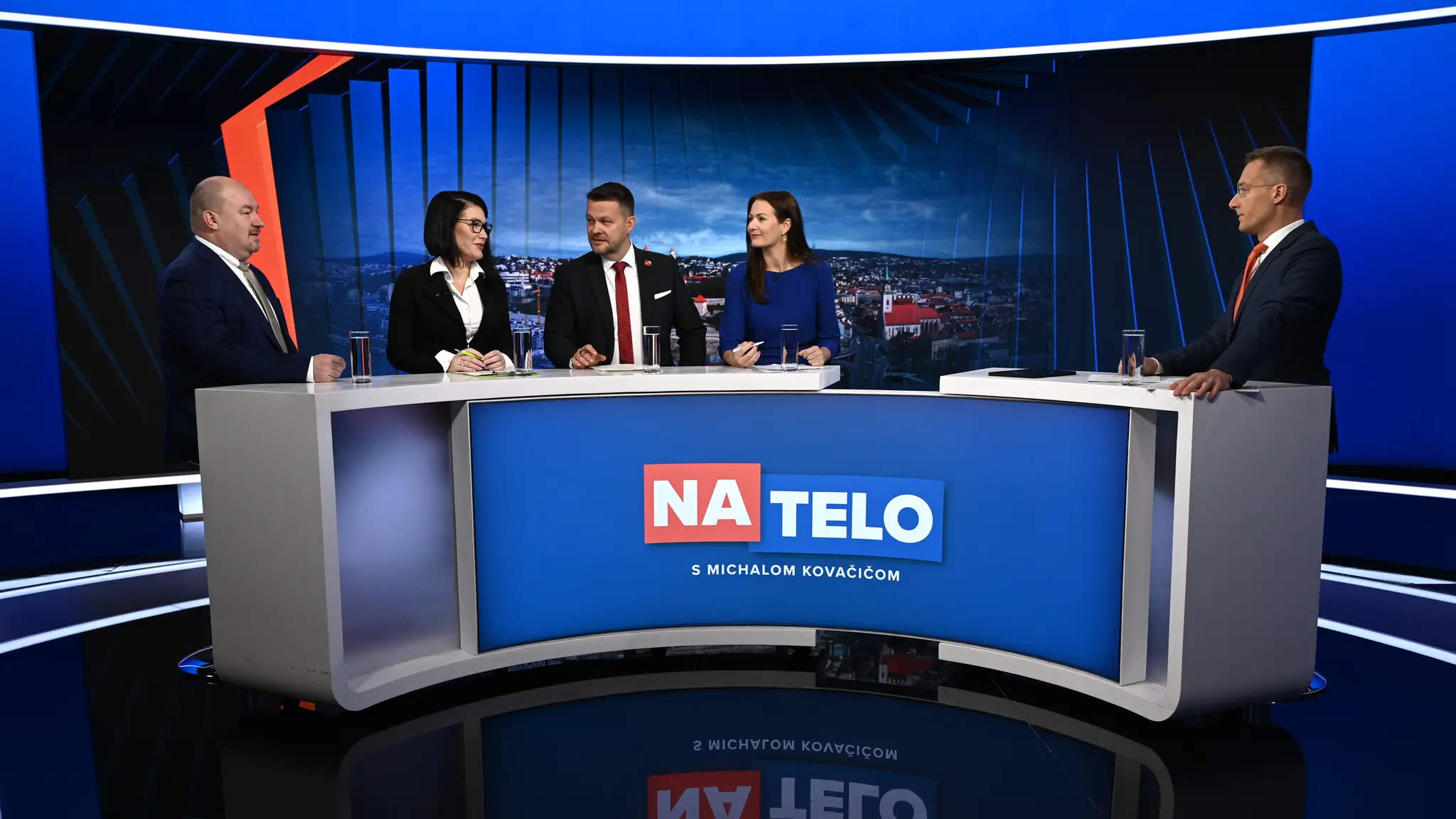 Na telo s J. Bittó Cigánikovou, S. Migaľom, R. Huliakom a M. Holečkovou.