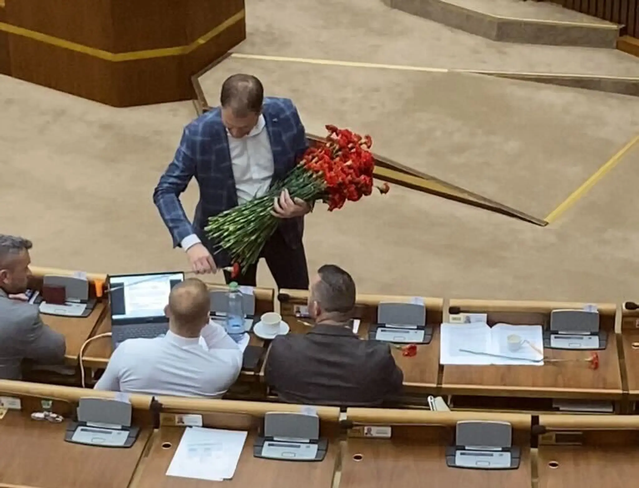Matovič rozdával v pléne NRSR karafiáty.