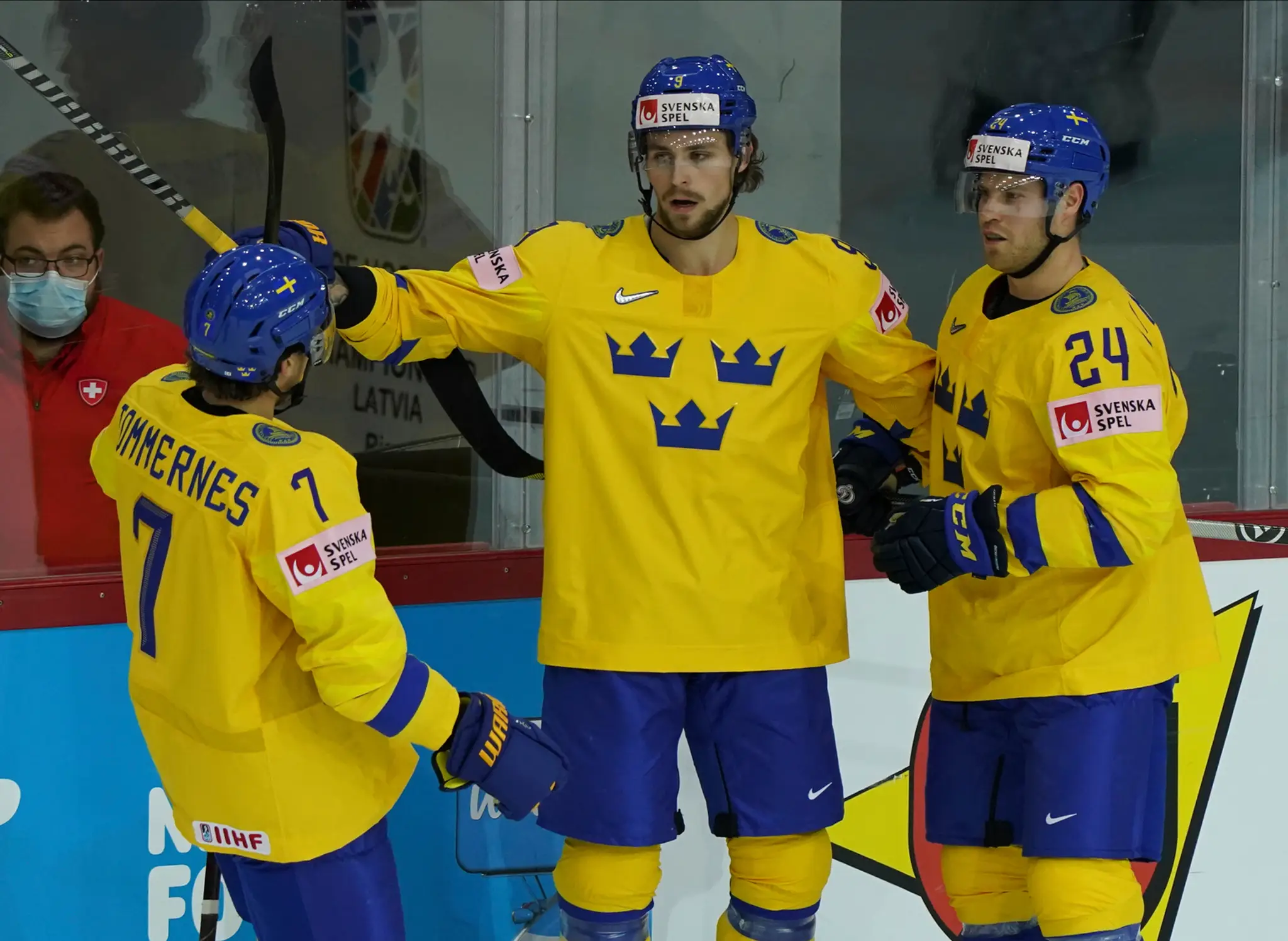 Švédi zľava Henrik Tommernes, Adrian Kempe a Oscar Lindberg oslavujú gól proti Švajčiarsku na MS 2021.